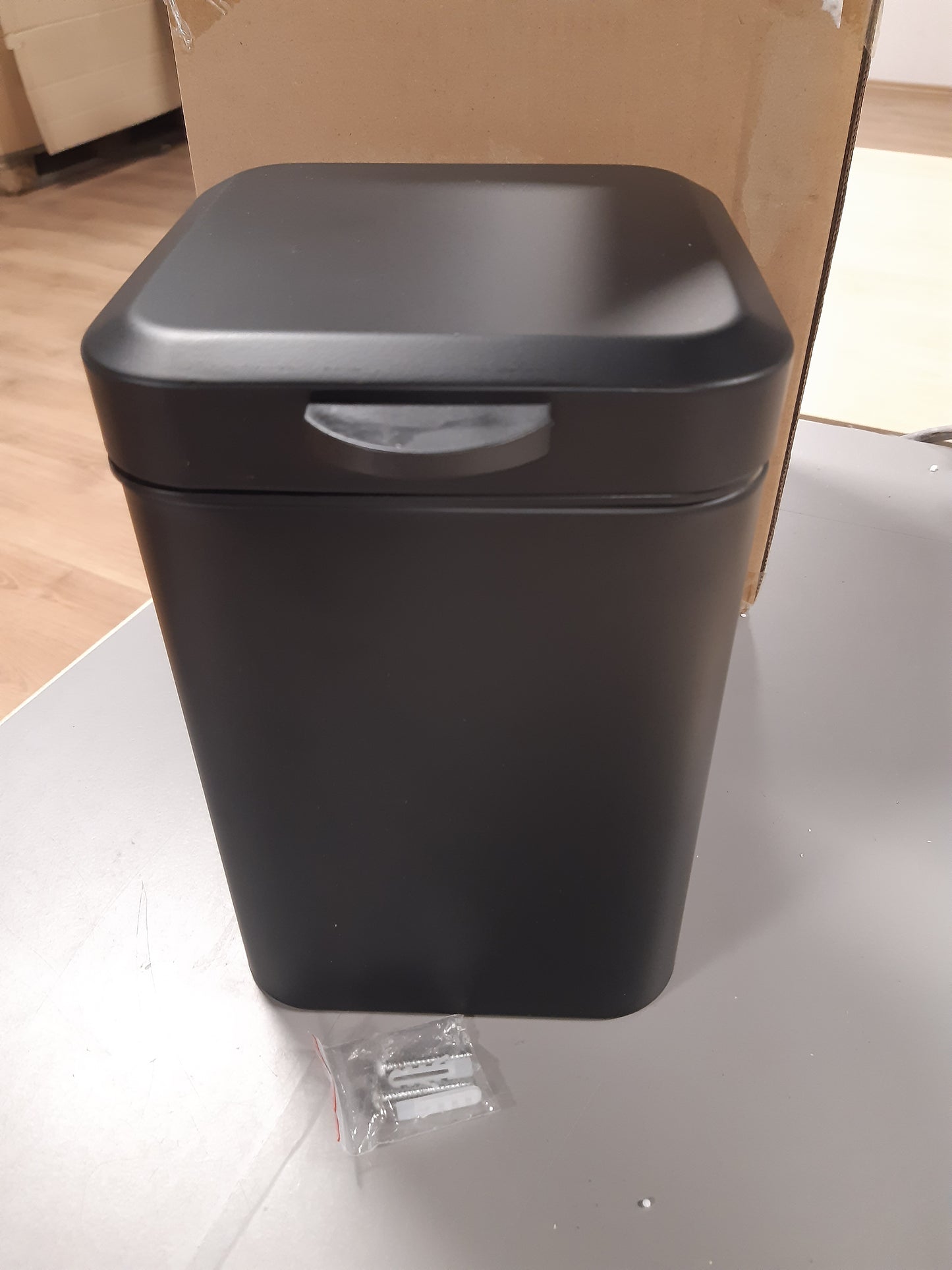 227647 - Relaxdays Kosh kozmetik i montuar në mur, 3 l, mekanizëm mbylljeje të butë, çelik inox, i zi