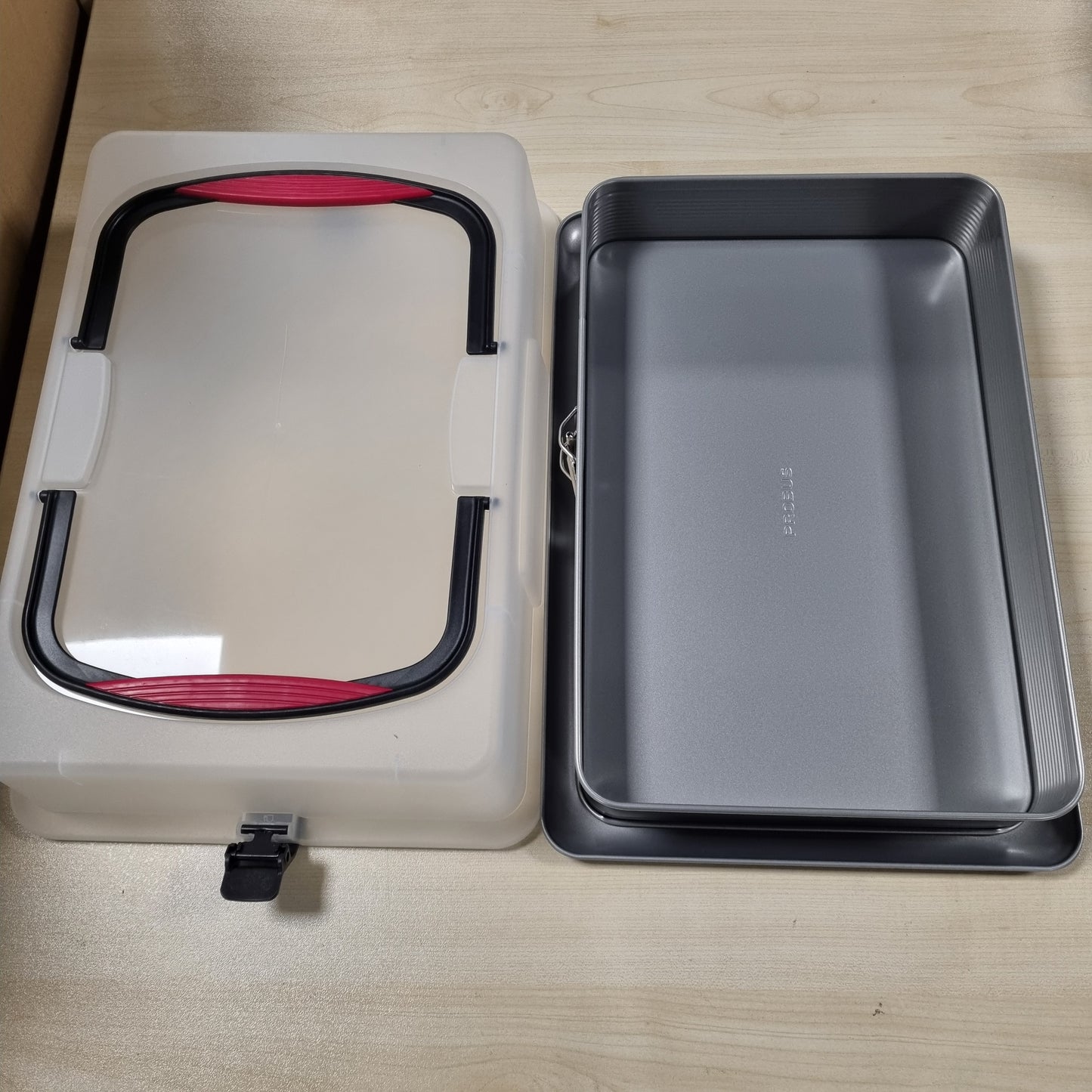 204851 - PROBUS Tigan Drejtkëndor 9307 me Sustë dhe Kapak Mbajtës, Jo-Ngjitës, i Papërshkueshëm nga Hidhet, për Pjekje dhe Transportim të Lehtë, 43x29.5cm, i Zi