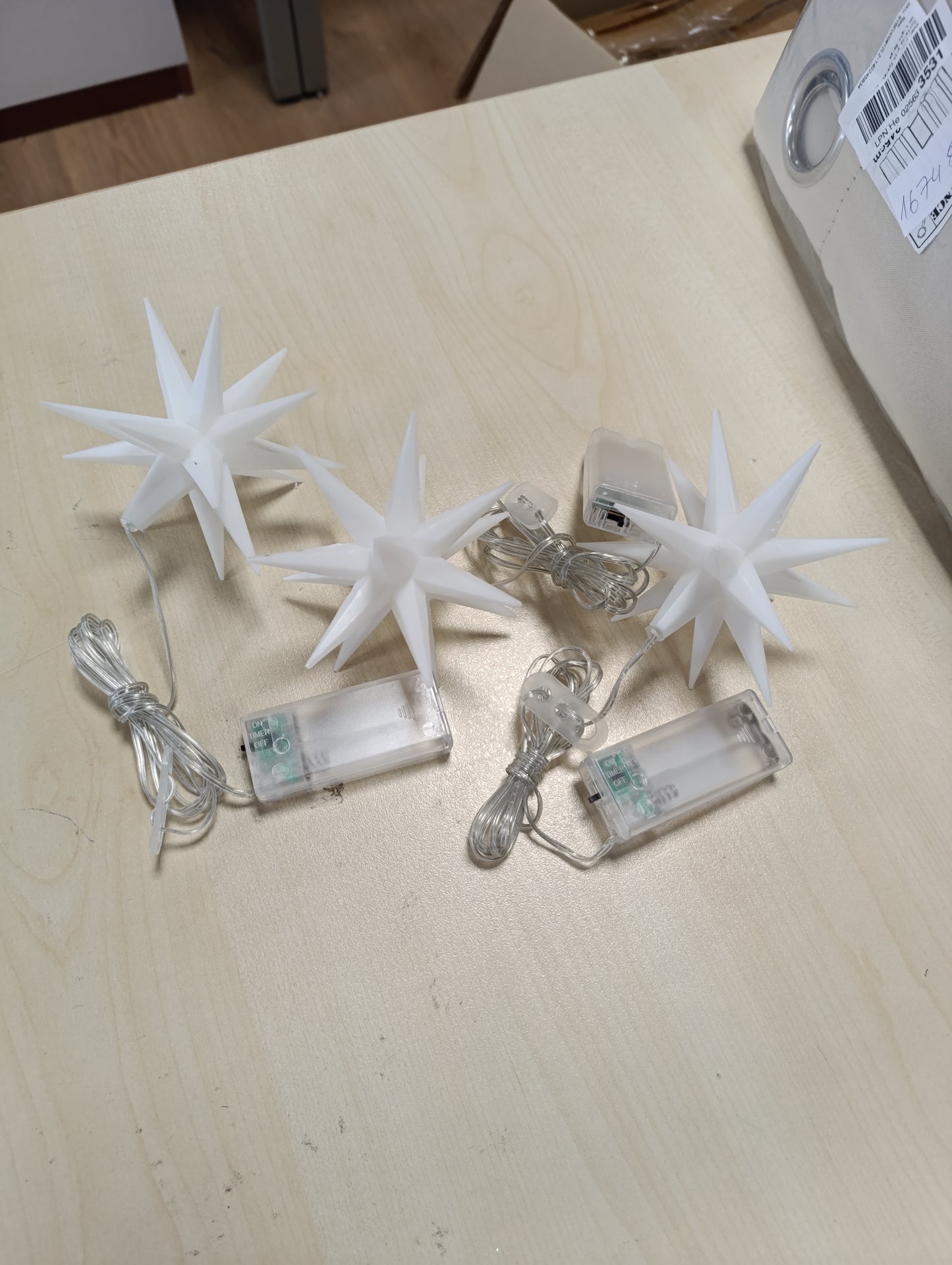 168491 - IDE ME YLL LED në Formë Zemre, 3 Copë, të Bardhë, Funskionon me Bateri, Ø10cm, Gjatësia e Kabllit 1.5m, Me 16 Rreze dhe 1 Dritë LED të Bardhë të Ngrohtë, Dekorim për Krishtlindje me Funksion Kohëmatësi