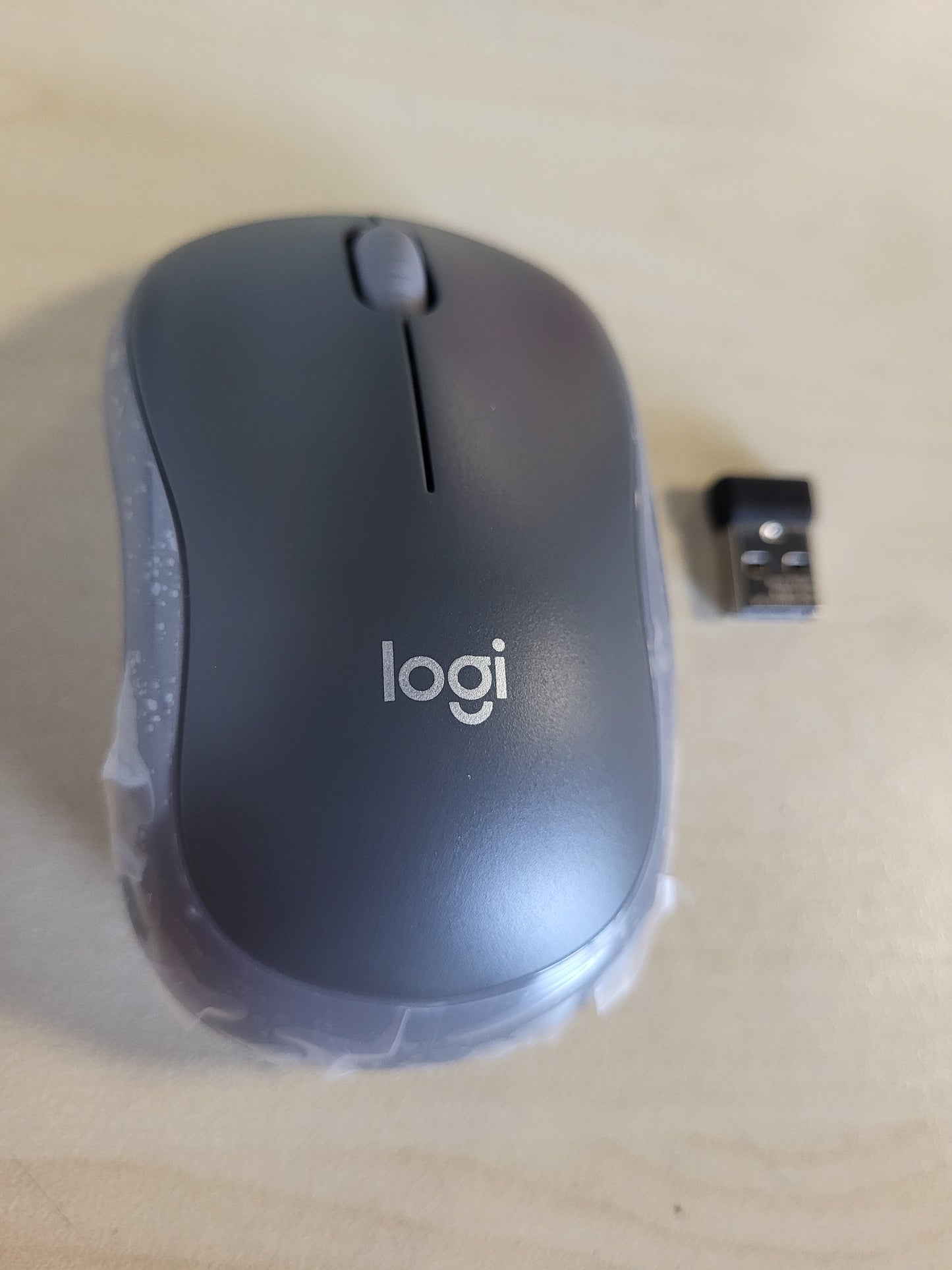 266848 - LOGITECH Maus pa Tel M185, 2.4 GHz me Marrës Nano USB, Jetëgjatësi Baterie 12 muaj, Gjurmim Optik 1000 DPI, Ambidextrous, i Pajtueshëm me PC, Mac, Laptop - Gri