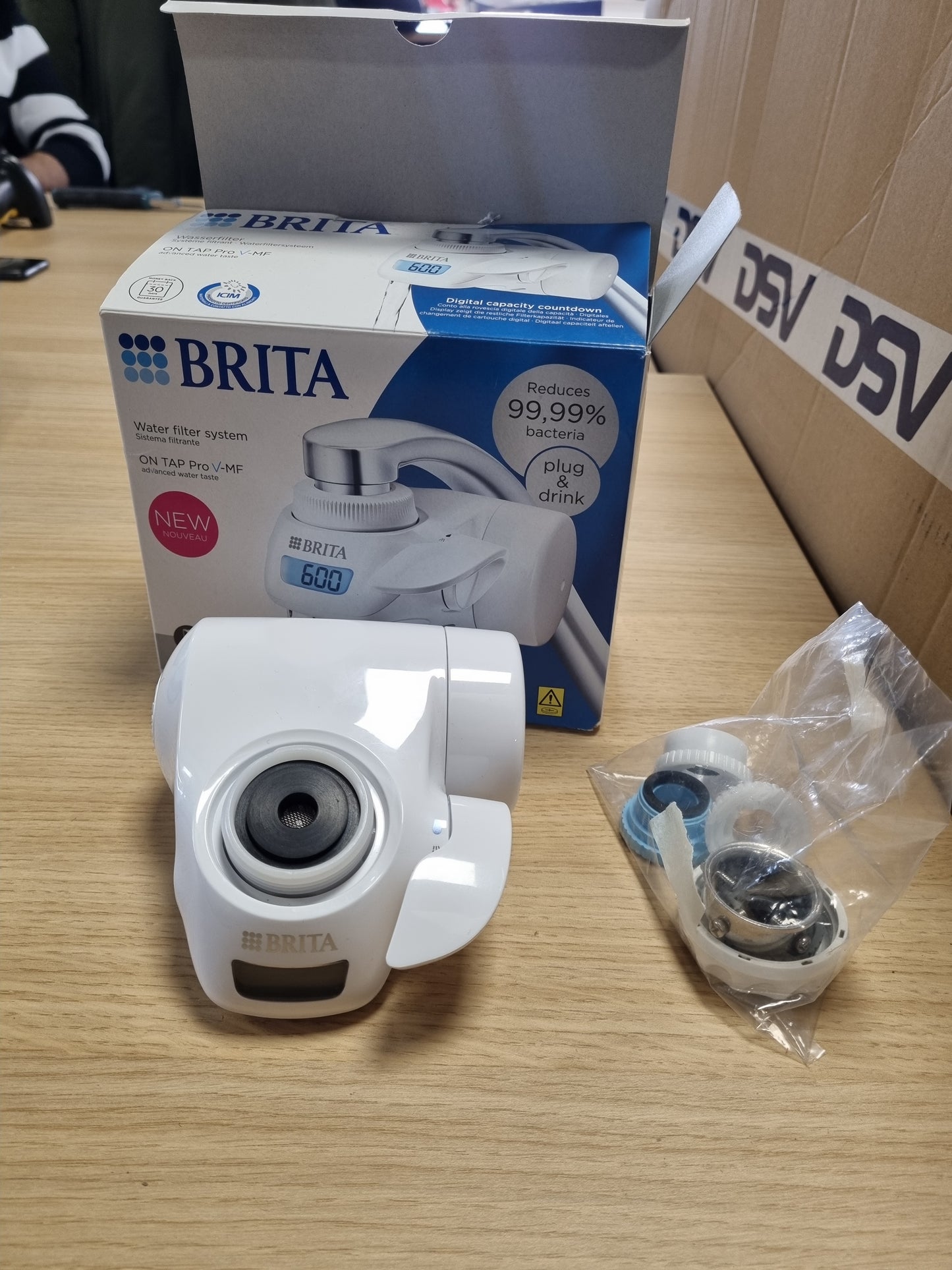 153320 - BRITA ON TAP Pro V-MF me 1 x Filtër për Rubinetin V-MF (600L) - Zvogëlon Klorin, Bakteret 99.99%, PFAS - Matësi Dixhital i Rrjedhës