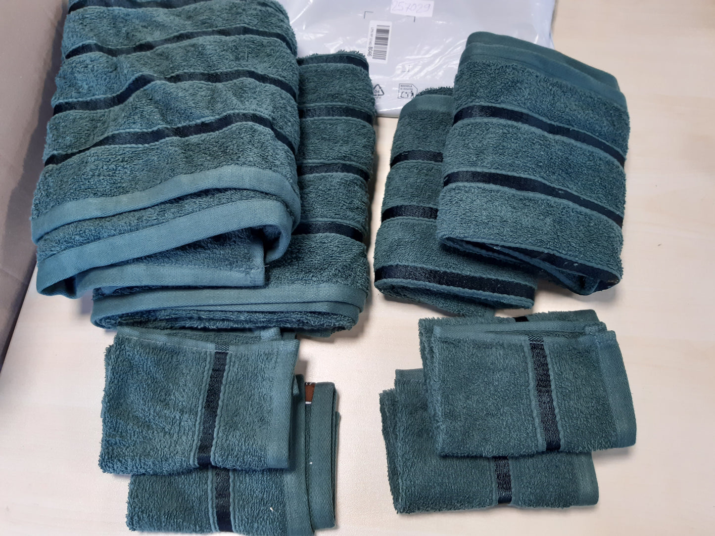 257029 - SET PESHQIRËSH ME 8 COPË GC GAVENO CAVAILIA, SETE PESHQIRËSH PAMBUKU ME THARJE TË SHPEJTË DHE THITHJE TË LARTË PËR BANJO, SETE PESHQIRËSH JESHILË 450 GSM, 4 PESHQIRË FYTYRE, 2 PESHQIRË DUARSH, 2 PESHQIRË BANJOJE