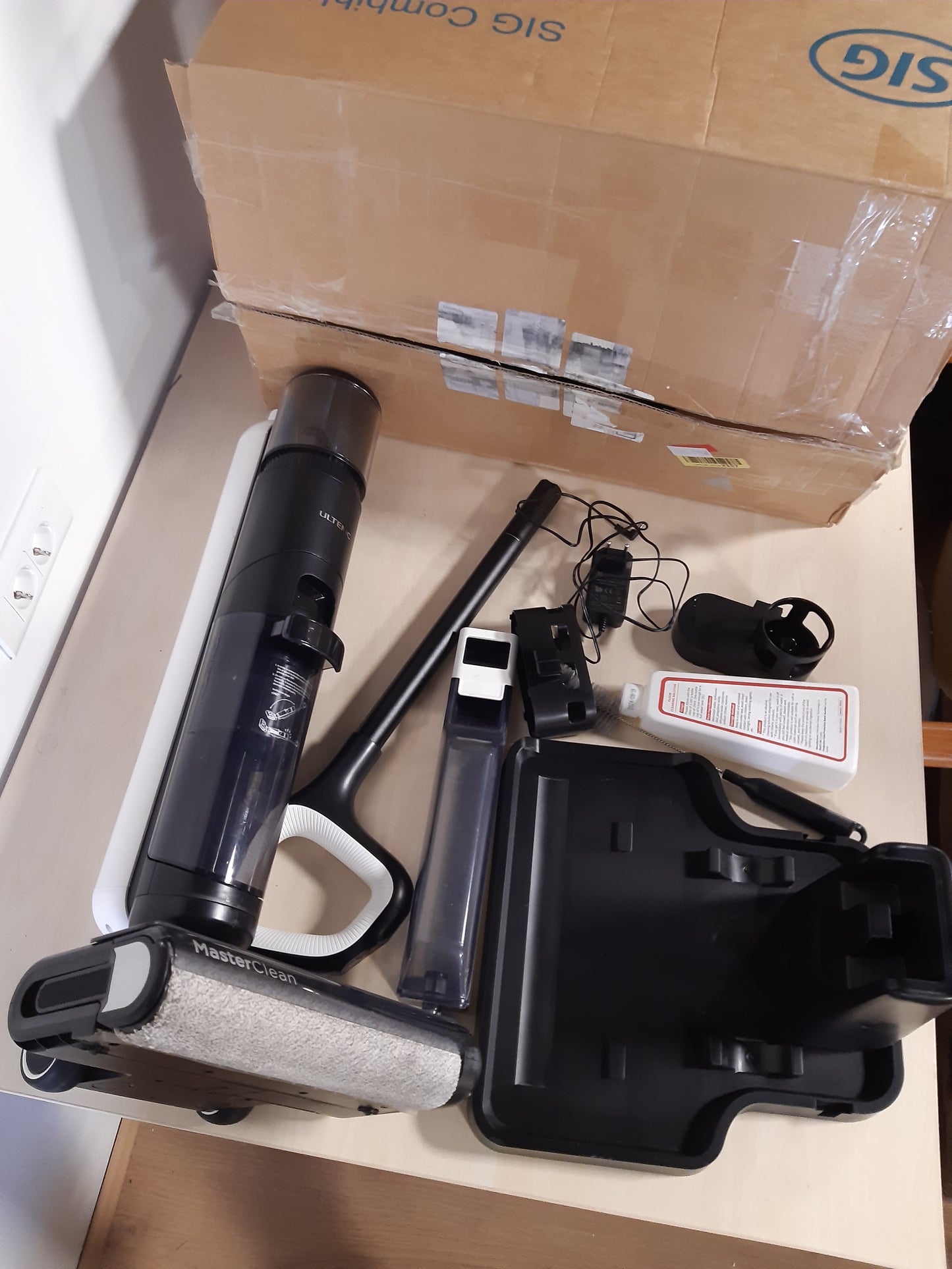 84095 - ULTENIC AC1 Elite - Fshesë pa Tel me Shkop Vetëpastruese, Kohë Përdorimi 50 Minuta, Ekran LED, Zbulues Njollash, Ideal për Dysheme të Forta dhe Qime Kafshësh Shtëpiake