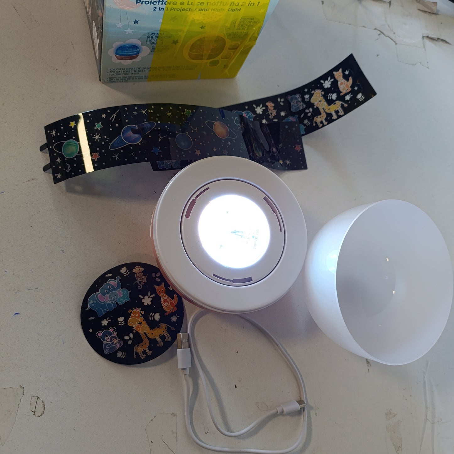223725 - Projektor Yjesh për Fëmijë | Dritë Nate LED me Kupolë | Projeksion me Temë Hapësire dhe Kafshë | Rrotullim Automatik | Kabllo USB i Përfshirë
