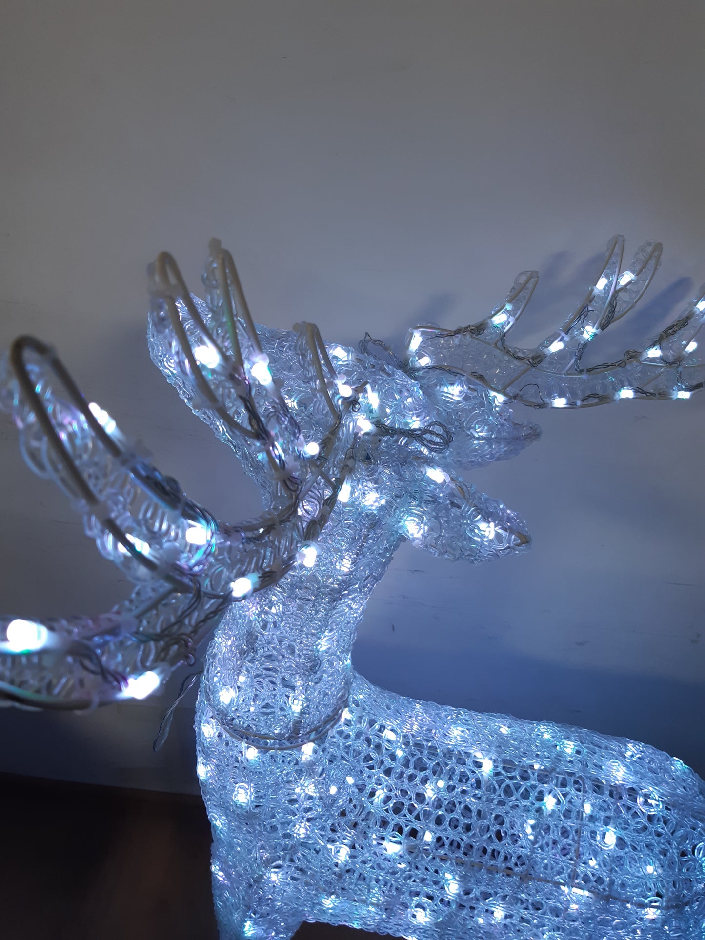 191027 - TWINKLY Reindeers, Drita LED 240 RGB dhe e Bardhë e Ngrohtë në Formë Dreri, e Lartë 125cm, Pajtueshme me Alexa dhe Google Home, Standarde IP44, Kontroll Nga Aplikacioni, Përdorim i Jashtëm