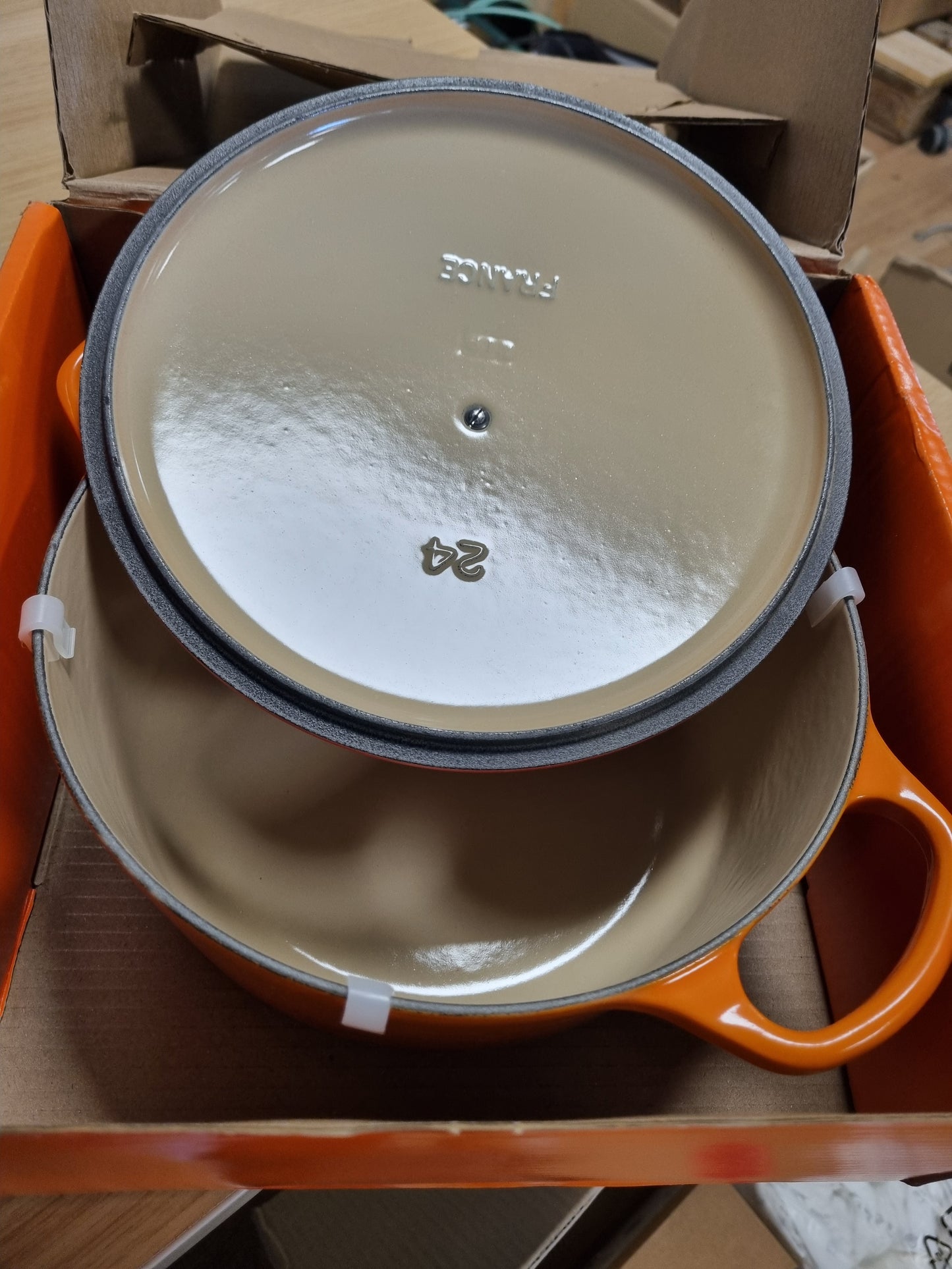 221005 - Le Creuset Tavë prej gize Signature me kapak, Ø 24 cm, e rrumbullakët, kapacitet 4.2 l, 4.305 kg, e kuqe, 21177240902430