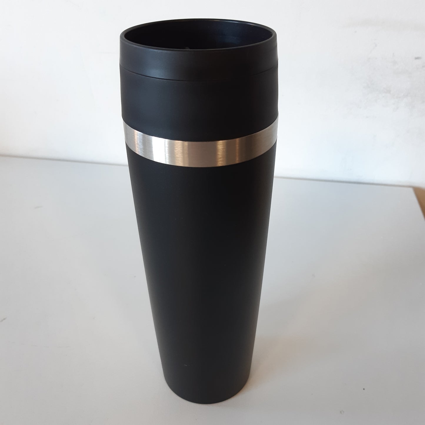 227885 - EMSA N2023550 – Filxhan Udhëtimi 0.5 Litra, çelik inox, kapak i ri me vidë, 100% i papërshkueshëm nga rrjedhjet, mban pijet të ngrohta për 6 orë dhe të ftohta për 12 orë, hapje për pirje 360°, i zi