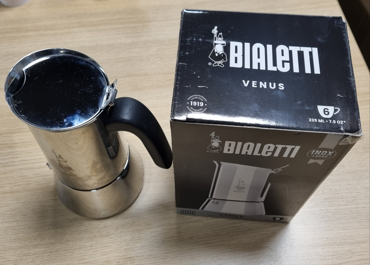 153982 - BIALETTI Makinë Kafeje New Venus, me Dorezë Kundër Djegies, e Përshtatshme për Induksion, Kapacitet 6 Filxhanë (235 ml), Material Çelik 18/10, Ngjyra Argjend, Madhësi 13 x 11 x 21.5 cm, Pesha 540 gram