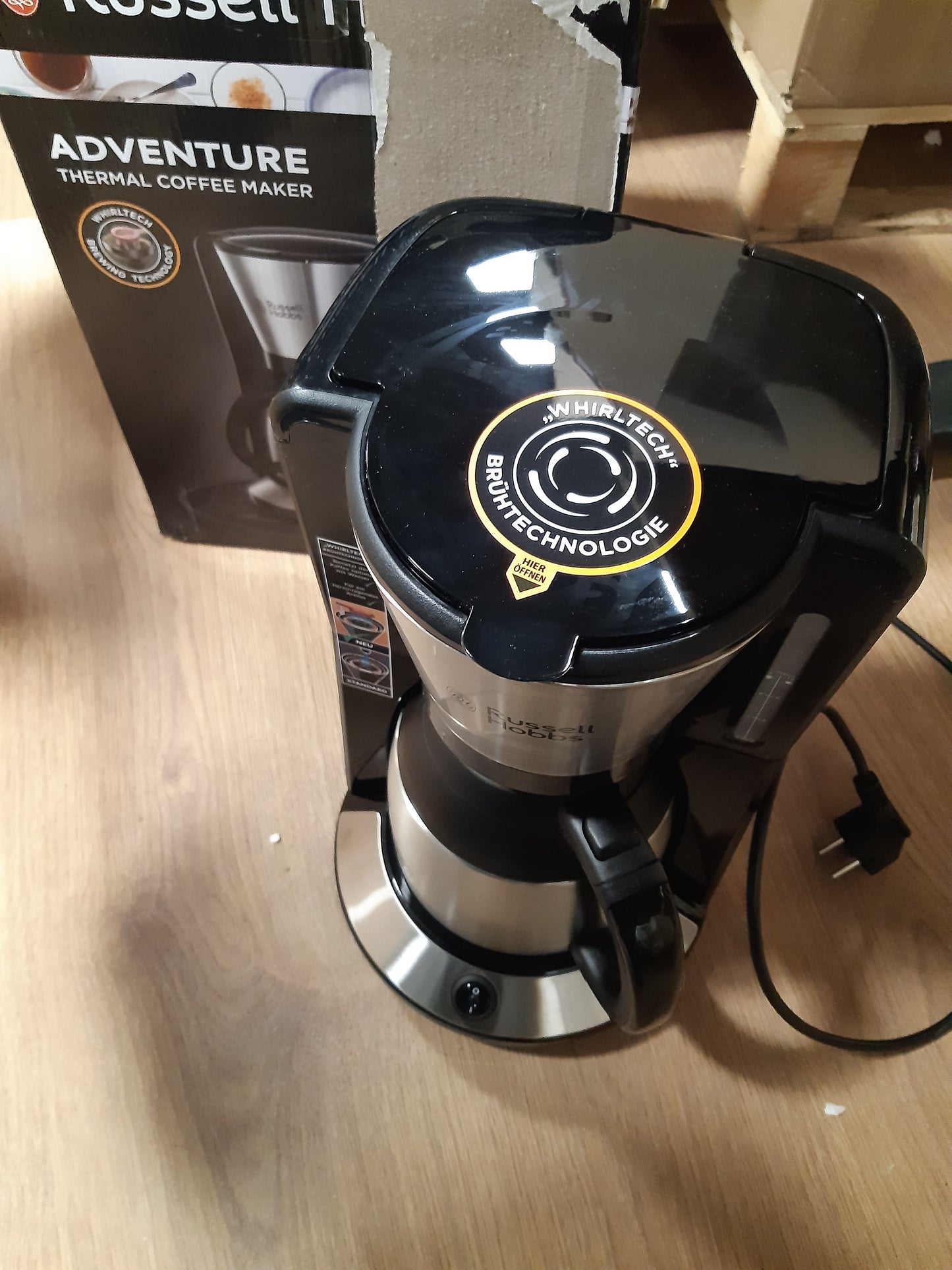 84454 - RUSSELL HOBBS Makinë Kafeje Americano, me Filtër për Nxjerrje dhe Aromë Optimale, Deri në 8 Filxhanë, Karafë Termike 1L, Pllakë Ngrohëse, Fikje Automatike, 1100W, Modeli Adventure 24020-56