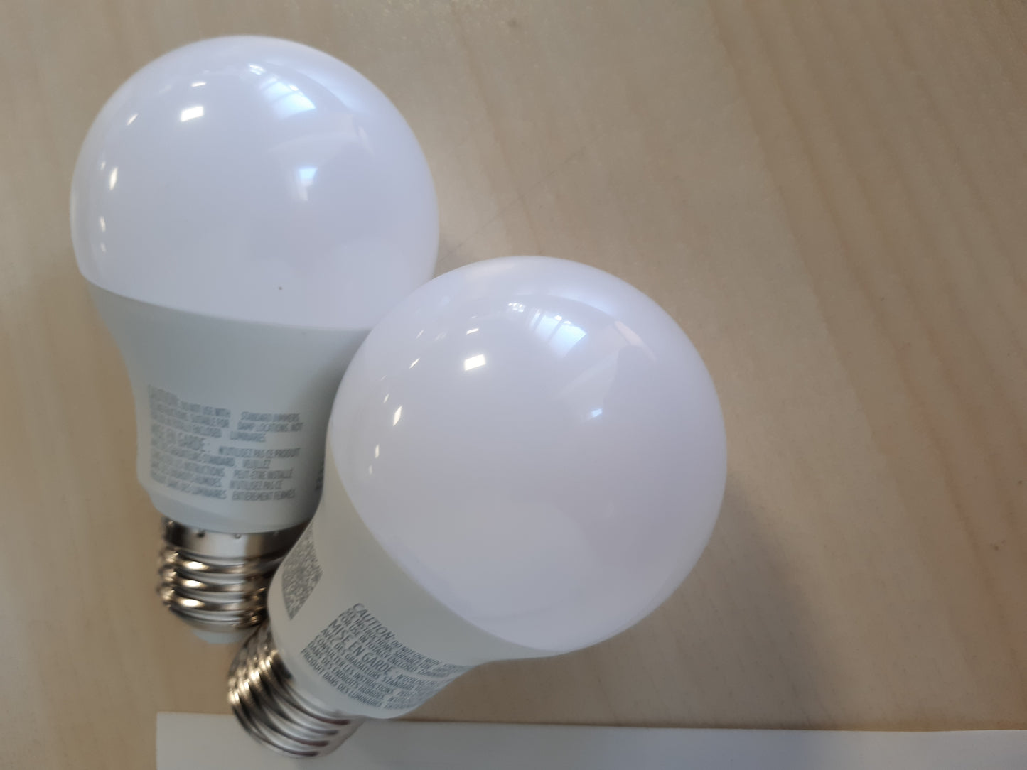 179404 - AMAZON BASICS Llambë LED Inteligjente që Ndryshon Ngjyrë, E27, 8W (Ekuivalent 60W), Pako prej 2, Shumëngjyrëshe, Funksionon Vetëm me Alexa