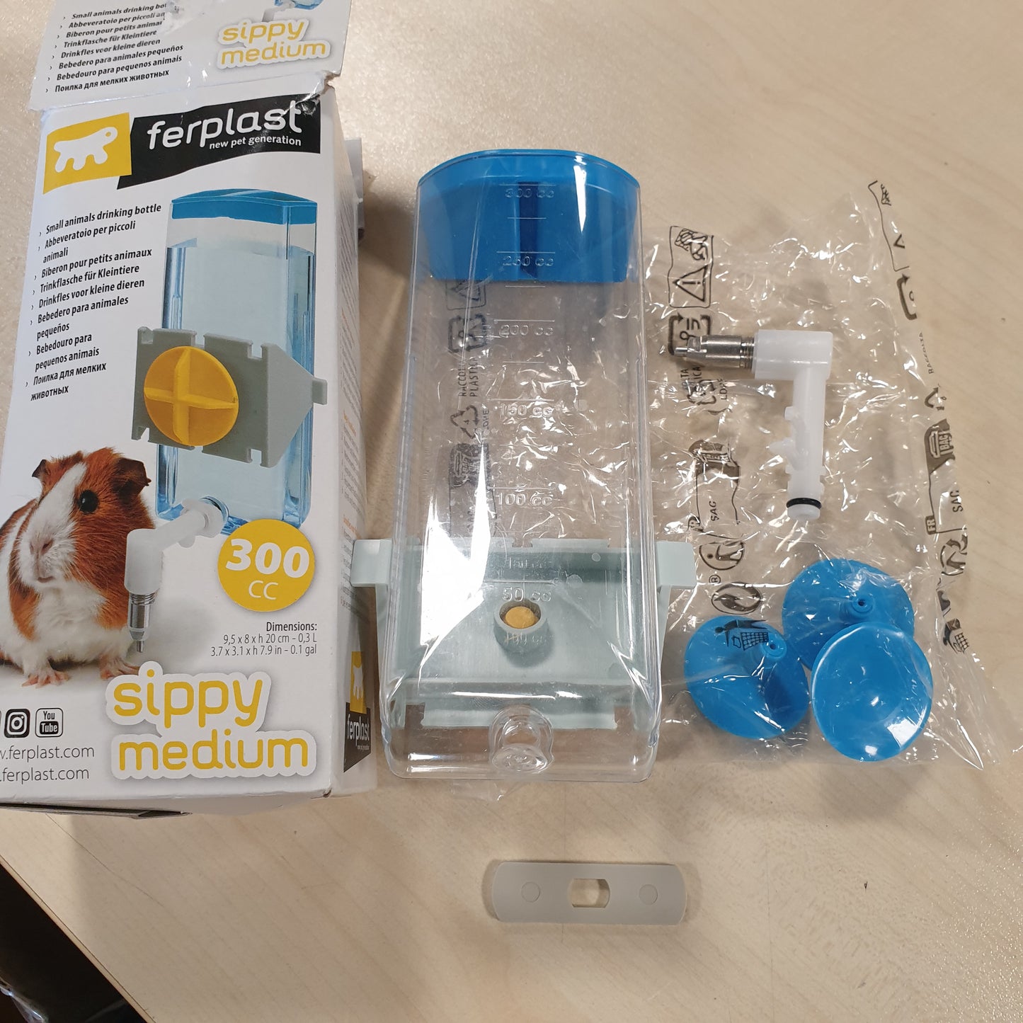 206664 - FERPLAST Dispenser shishesh uji për brejtës Sippy 4674, kapacitet 300cc, mund të montohet në rrjetë teli ose sipërfaqe të lëmuara