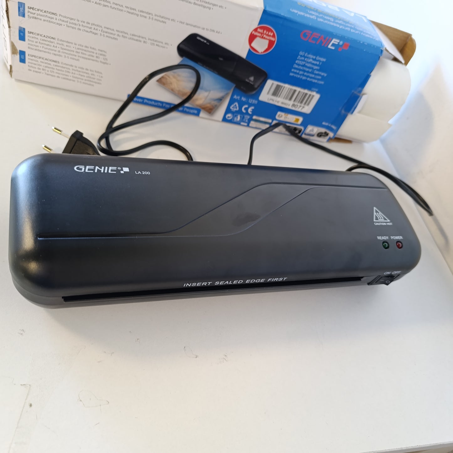 266776 - GENIE Laminator LA 200, përfshirë qese laminimi, për laminim të nxehtë 80-125 mikronë, i përshtatshëm deri në DIN A4, 330 x 106 x 60 mm, e zezë