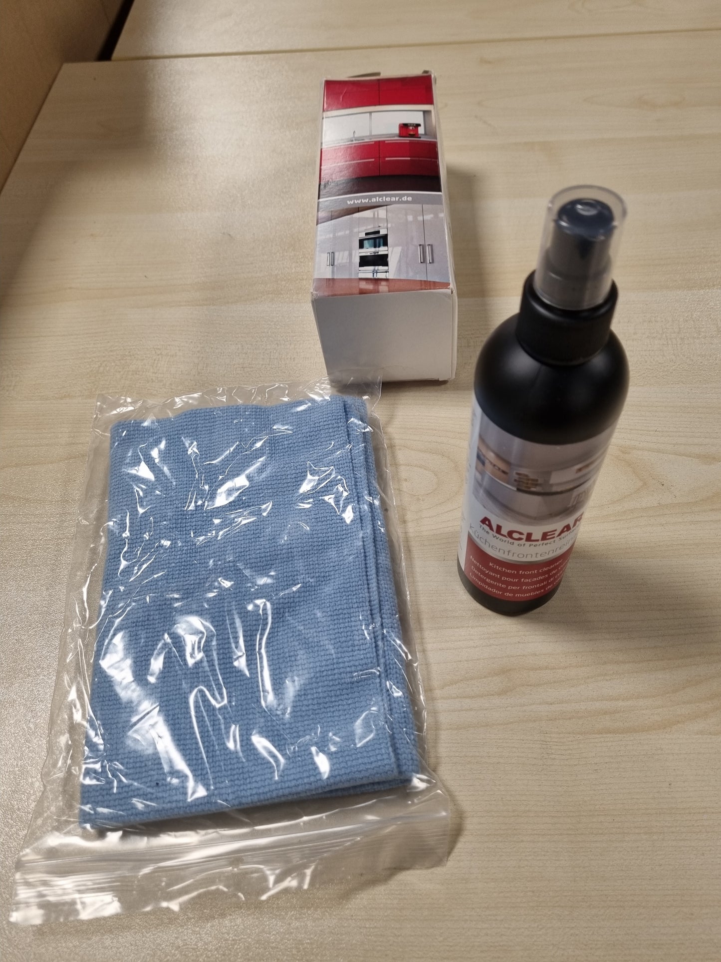 229422 - ALCLEAR 721KR Pastrues për Fasadën e Kuzhinës 250 ml me leckë mikrofibre 40x40 cm, për fasada me shkëlqim, të llakuar dhe plastike, pa alkool, pa tretës, heq yndyrën, pa njolla, pa push.