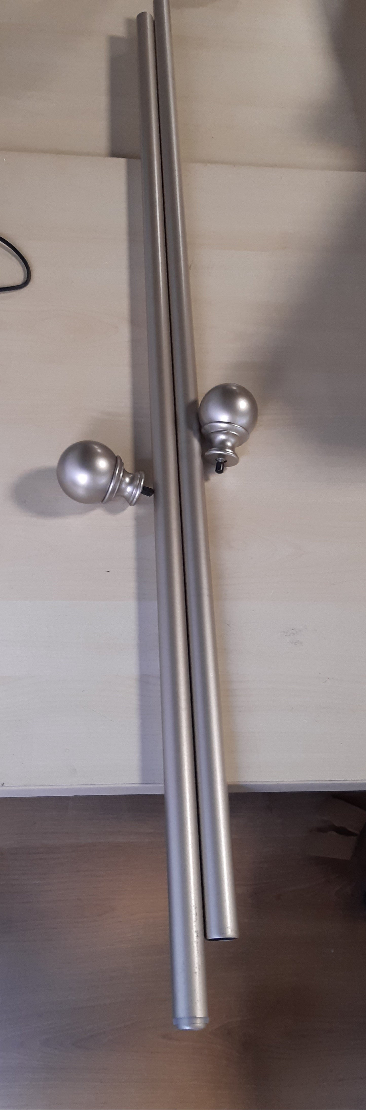 160573 - Shkop për perde Amazon Basics me kapëse/rrethore fundore