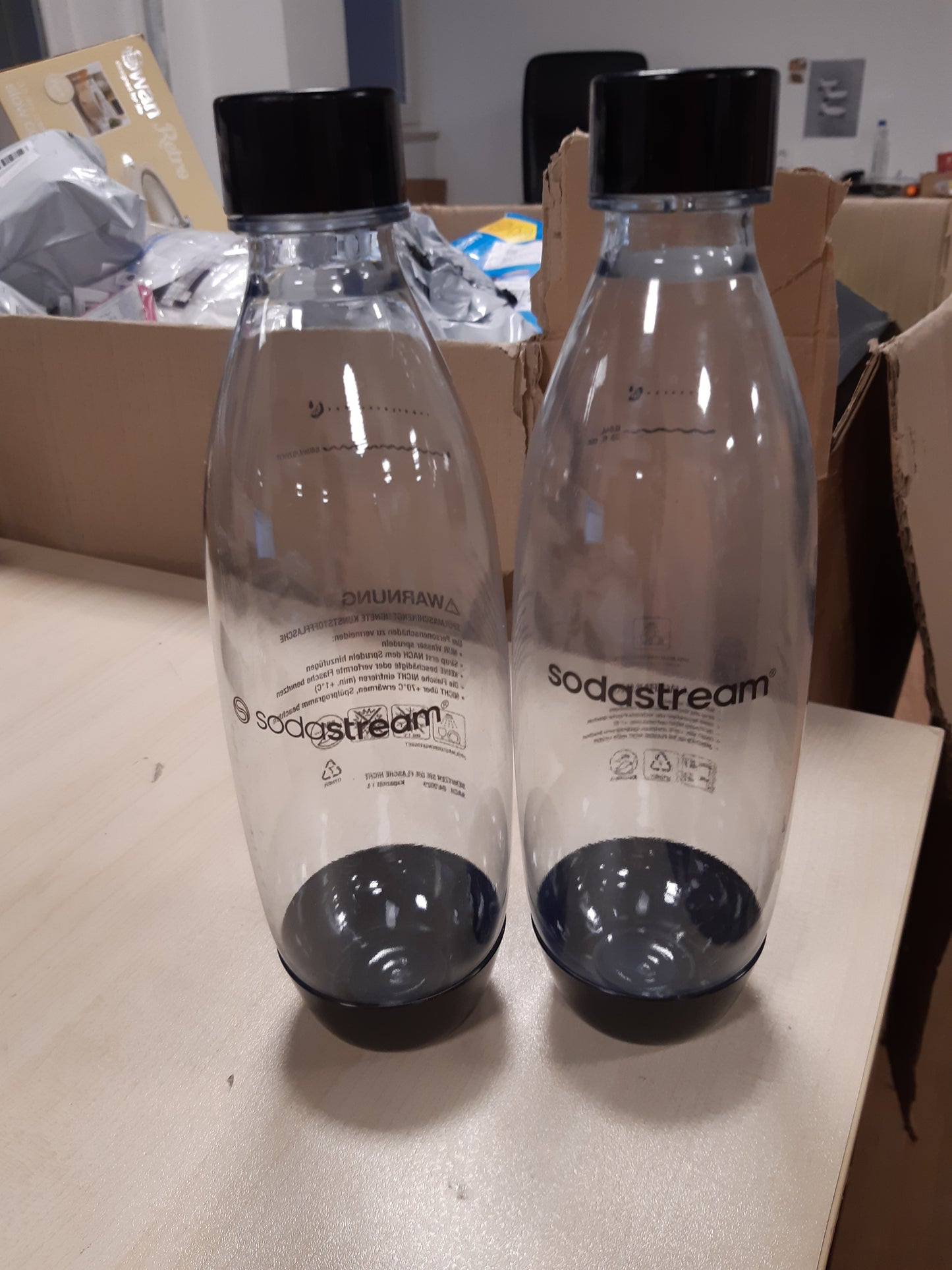 261501 - SODASTREAM Siguresë – 2 x Shishe Uji të Ripërdorshme 1 L; të Sigurta për Larje në Lavastovilje; E Përputhshme me Gaia; Duo; E-Duo; Spirit; Terra; E-Terra; Art; Enso; Power; Easy; One Touch; E Zezë