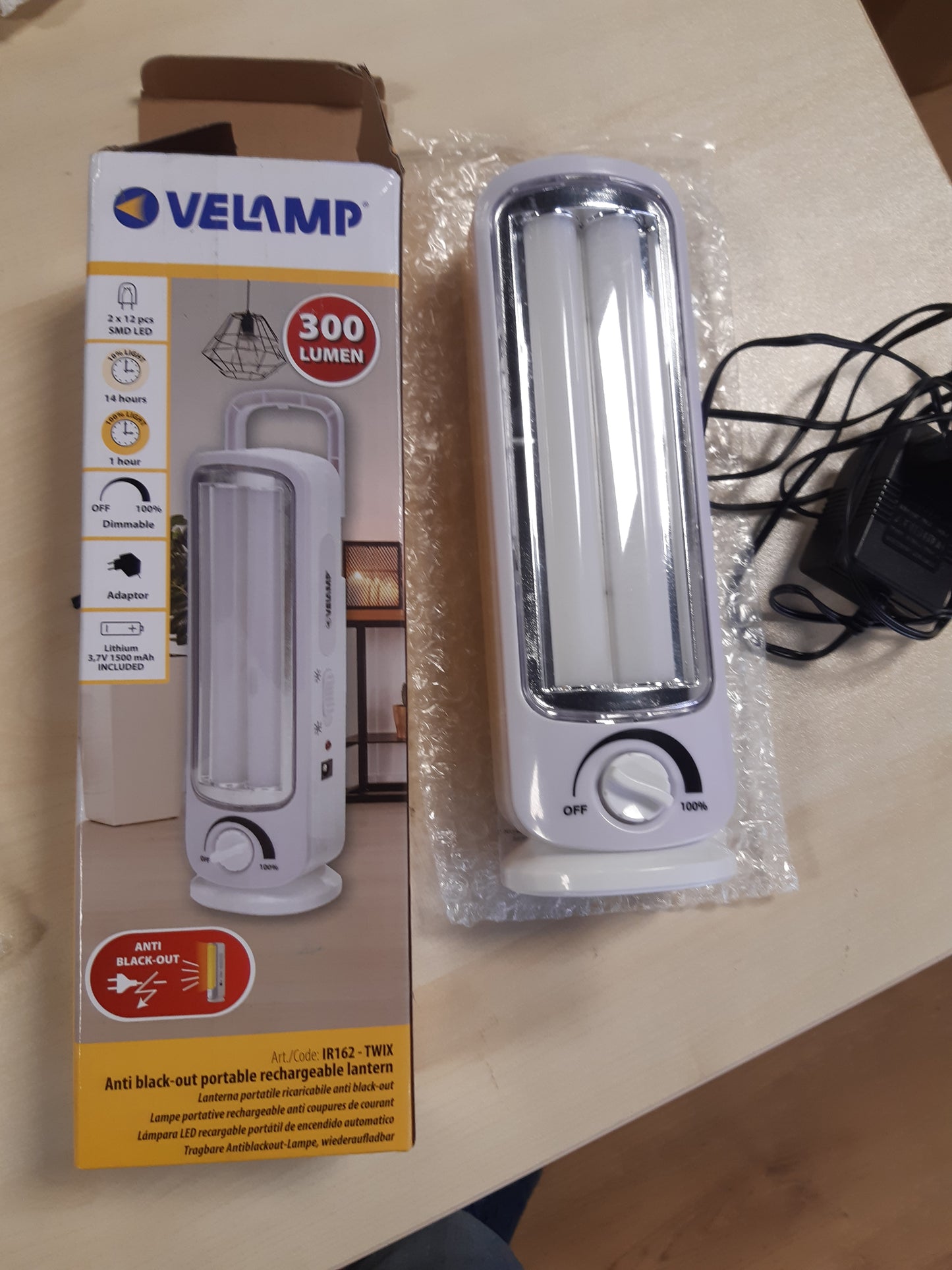 136310 - VELAMP - Llambë Emergjence Portative LED IR162 TWIX, RiKarikueshme, E Ndritshme 300 Lumen, ngjyra e Zbehtë, me Karikues të Jashtëm, E Sigurt dhe E Lehtë, Madhësi Kompakte