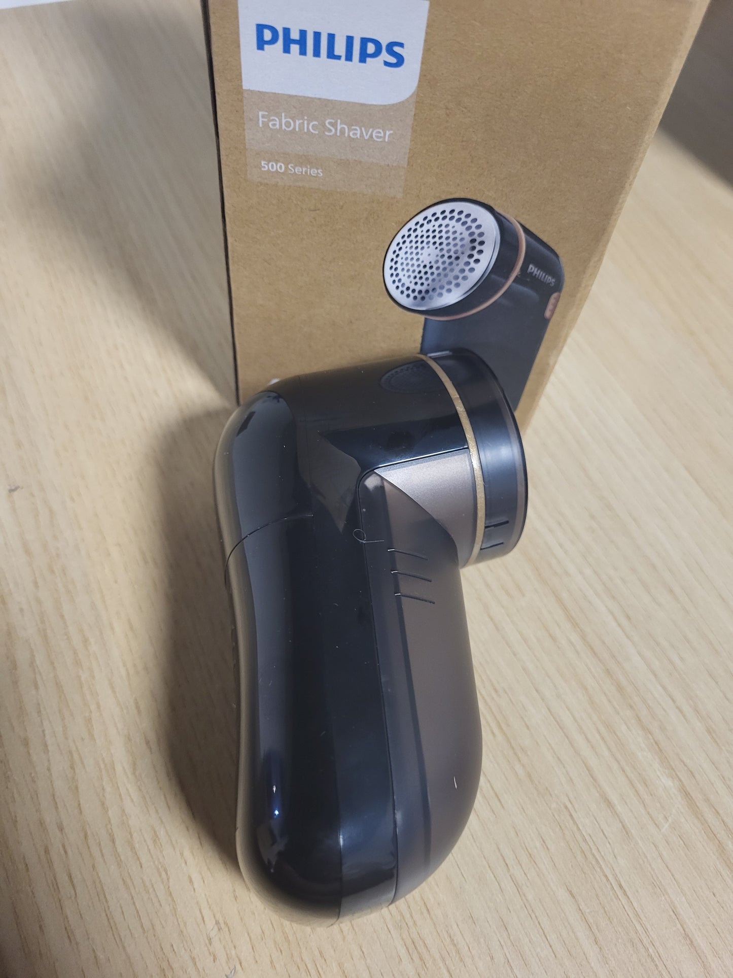 215782 - PHILIPS Makinë rroje për pëlhura – 8800 rpm, sipërfaqe e madhe tehu, 3 madhësi rrjete, e sigurt për të gjitha pëlhurat, e lehtë për t’u pastruar, 2 bateri AA, dizajn kompakt