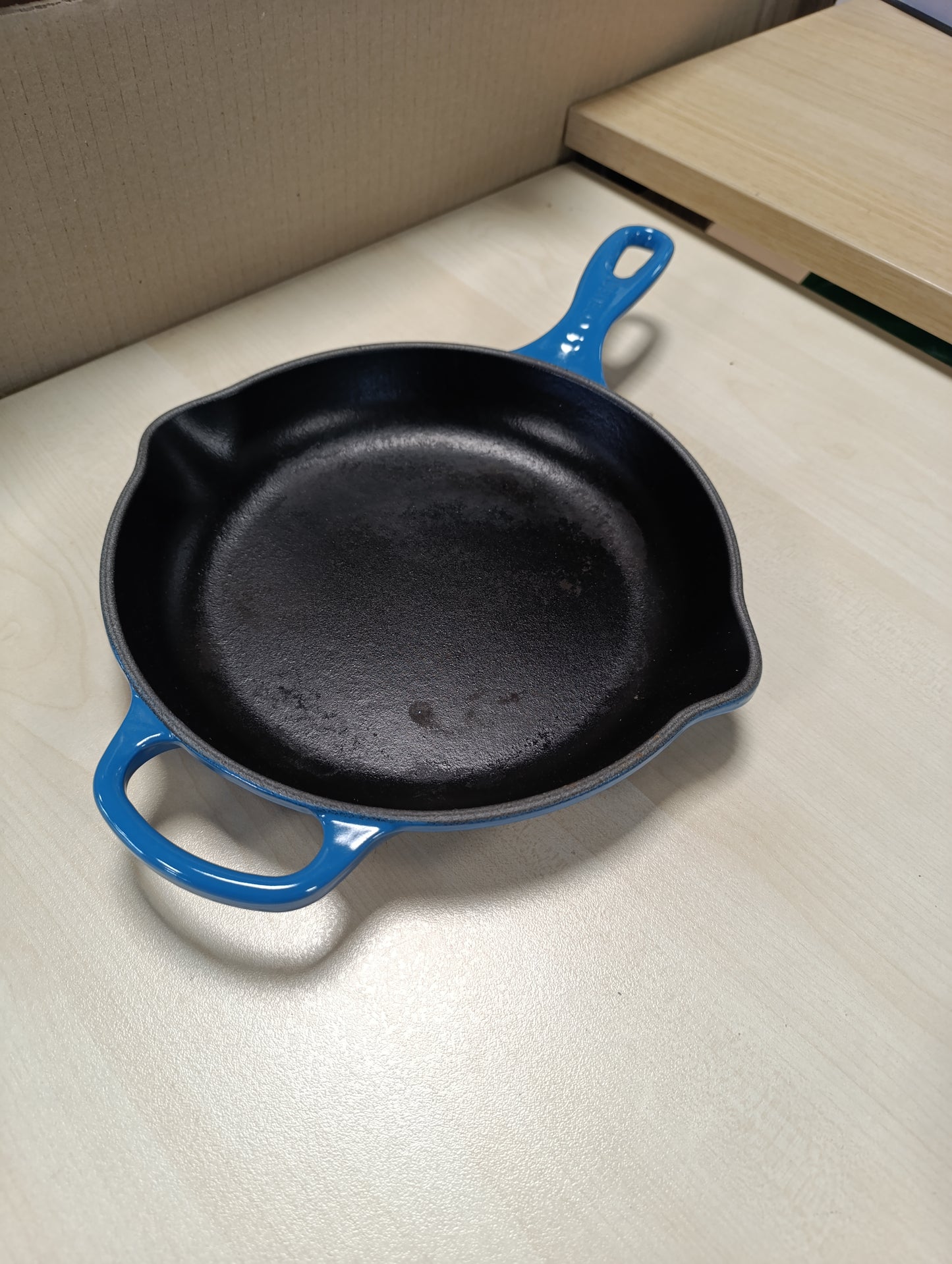 167350 - LE CREUSET Signature - Tigan i rrumbullakët për skuqje dhe servirje, prej gize, Ø 23 cm, 1.93 kg, i përshtatshëm për të gjitha llojet e sobave përfshirë induksionin, ngjyra Marseje