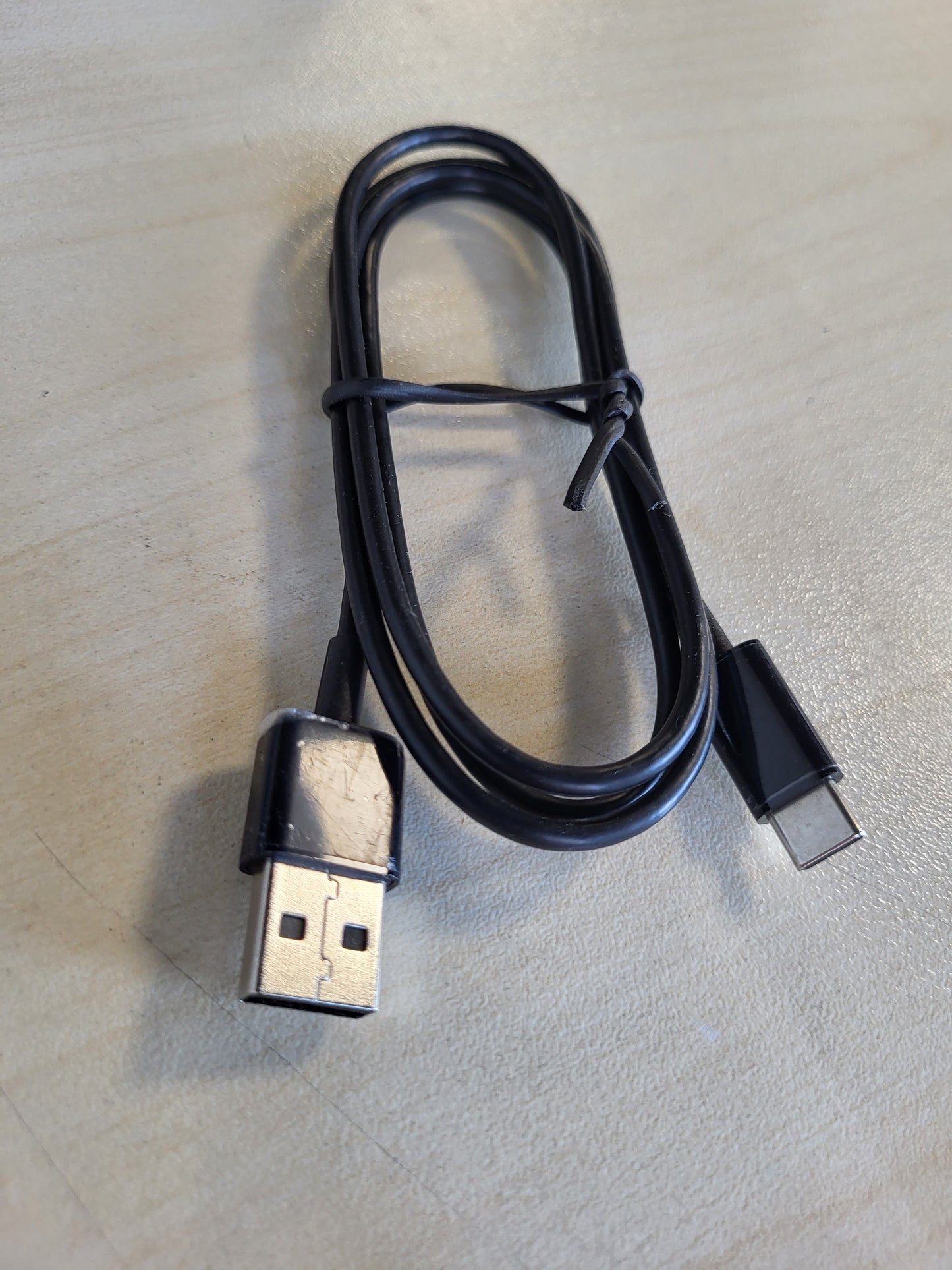 267434 - AMAZON BASICS - Kabllo karikimi të shpejtë USB-C në USB-A 2.0, 480 Mbps, i çertifikuar USB-IF, për Apple iPhone 16/15, iPad, Samsung Galaxy, Tabletë, Laptop, 0.9 m, i zi