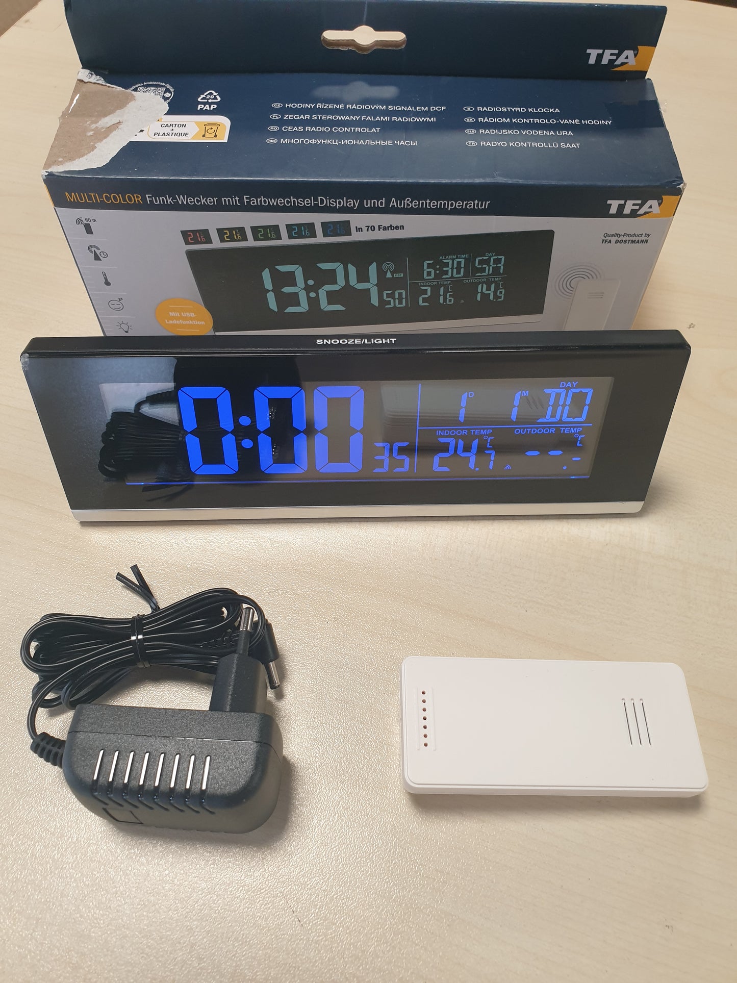 217557 - TFA DOSTMANN Orë alarmi dixhitale me shumë ngjyra me ndryshim ngjyre (70 nuanca), 60.2548, funksion karikimi për telefona inteligjentë (USB), temperaturë e jashtme, funksion shtyrjeje, plastikë, e zezë