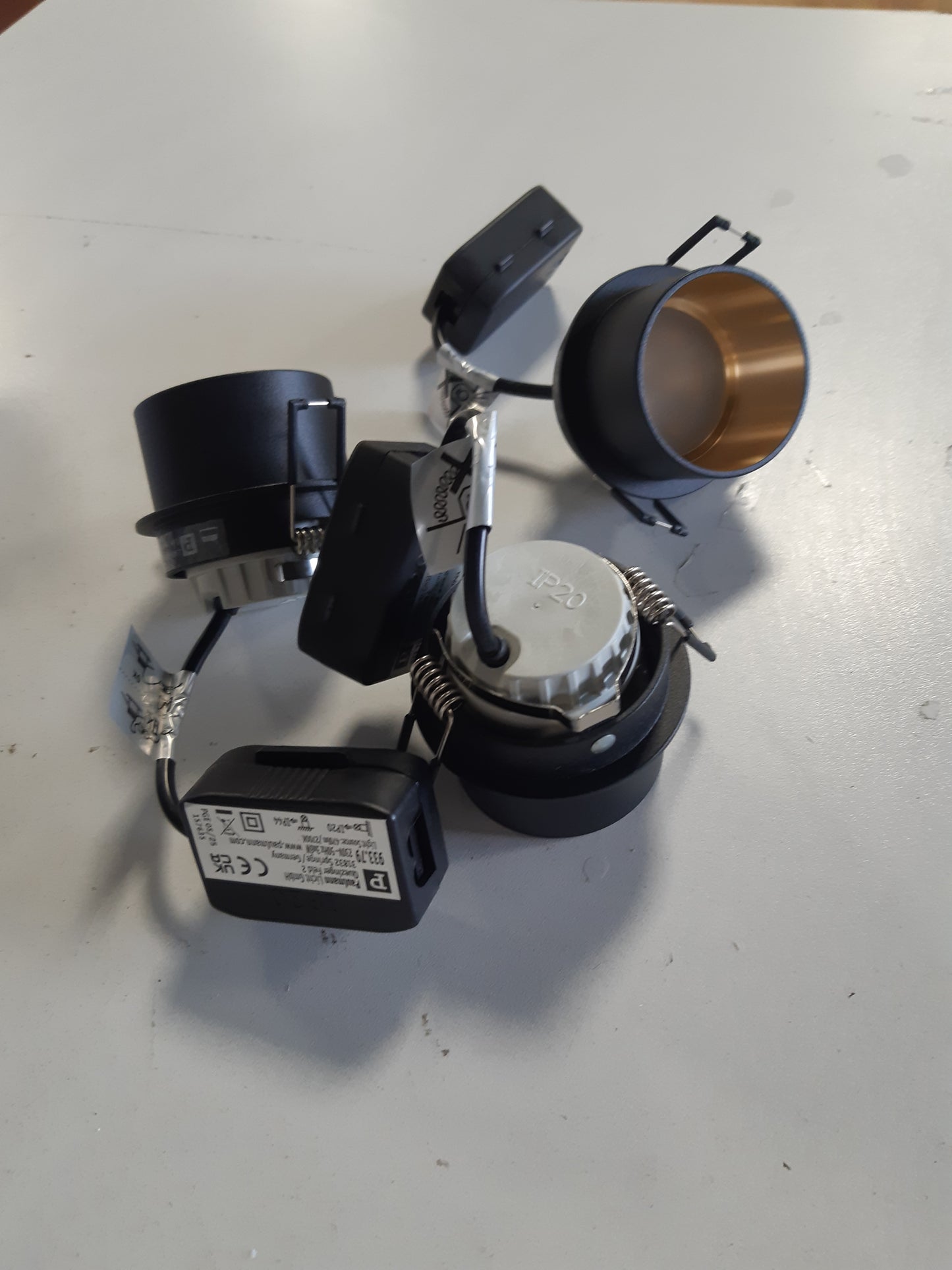 195200 - PAULMANN Llambë LED Këndore 93379 Gil me 3 Llamba të Rrumbullakëta, Rregullim të Errësuar, 3 x 6W, Ngjyra E Zezë Mat dhe e Artë, 2700K