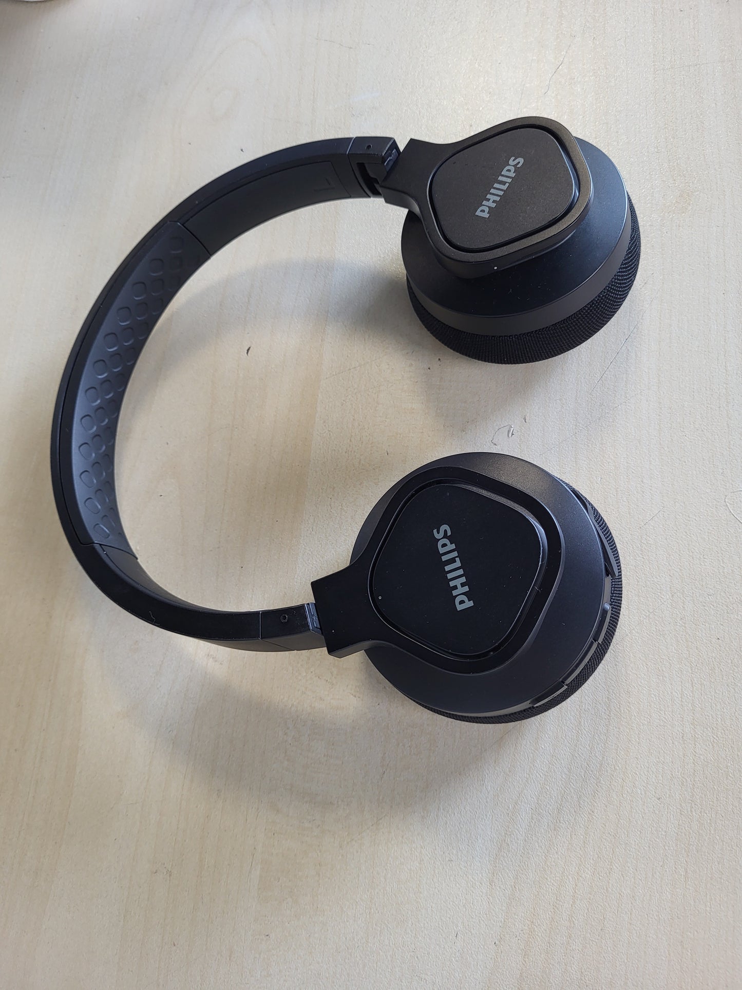 266512 - PHILIPS A4216BK/00, Kufje sportive pa tel, në vesh, altoparlantë 40 mm, 35 orë kohë loje, mbrojtje IP55, mbrojtëse veshësh që ftohen dhe lahen, të zeza, një madhësi.