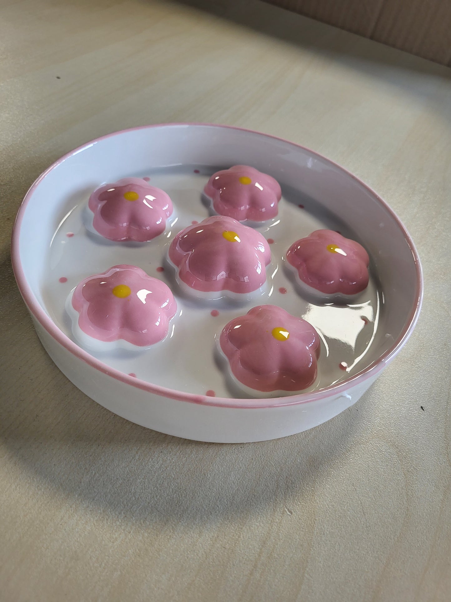 211492 - TAS QERAMIK për Mace, 170g, Enë Ushqimi me Lojëra Puzzle, 16 x 3 cm, Mund të Luhet në Lavastovilje, Lule Rozë e Zbehtë
