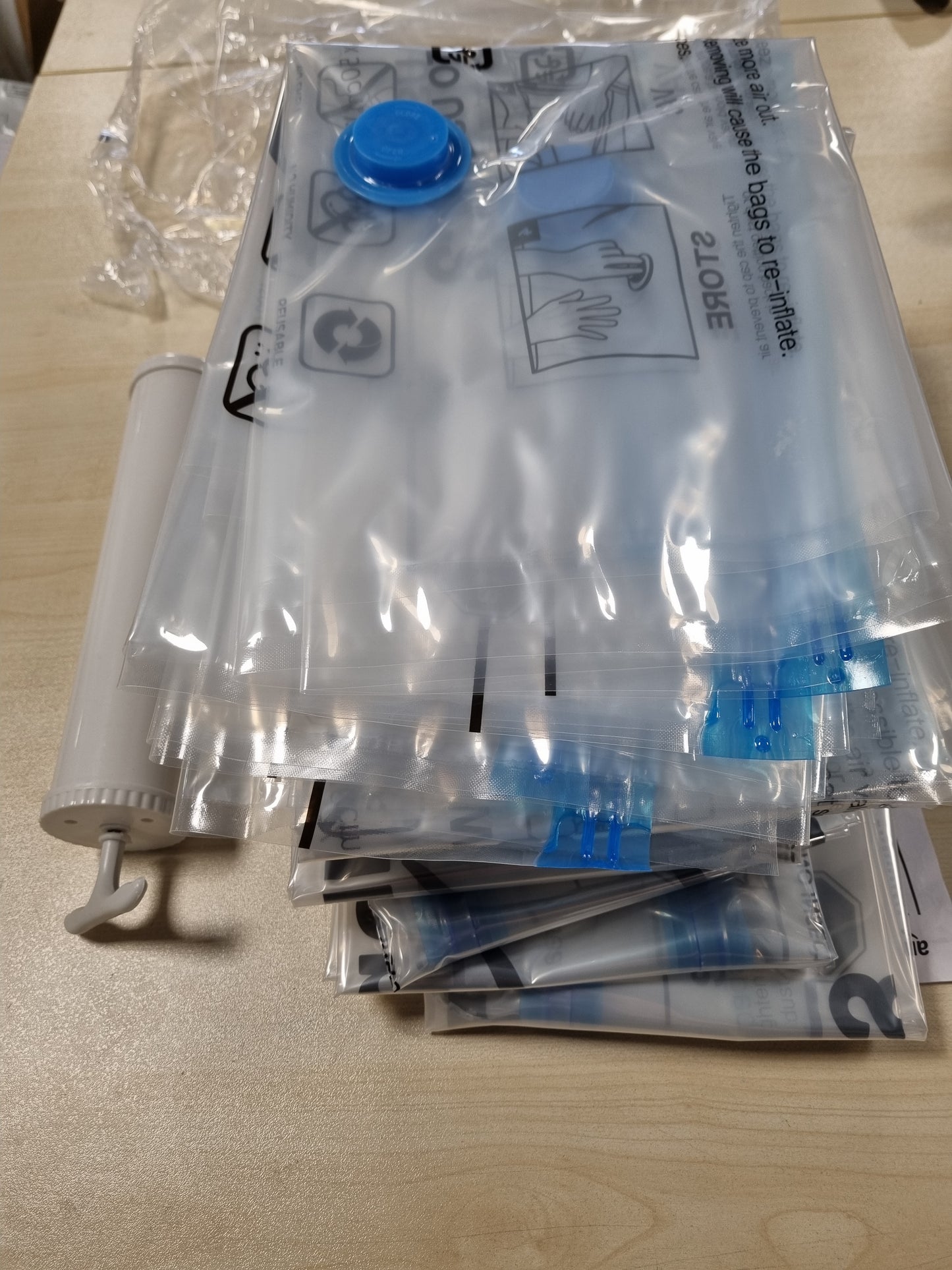 217974 - AMAZON BASICS Qese me vakum me pompë dore, 20 copë (5 të vogla, 5 të mesme, 5 të mëdha, 5 gjigante), transparente