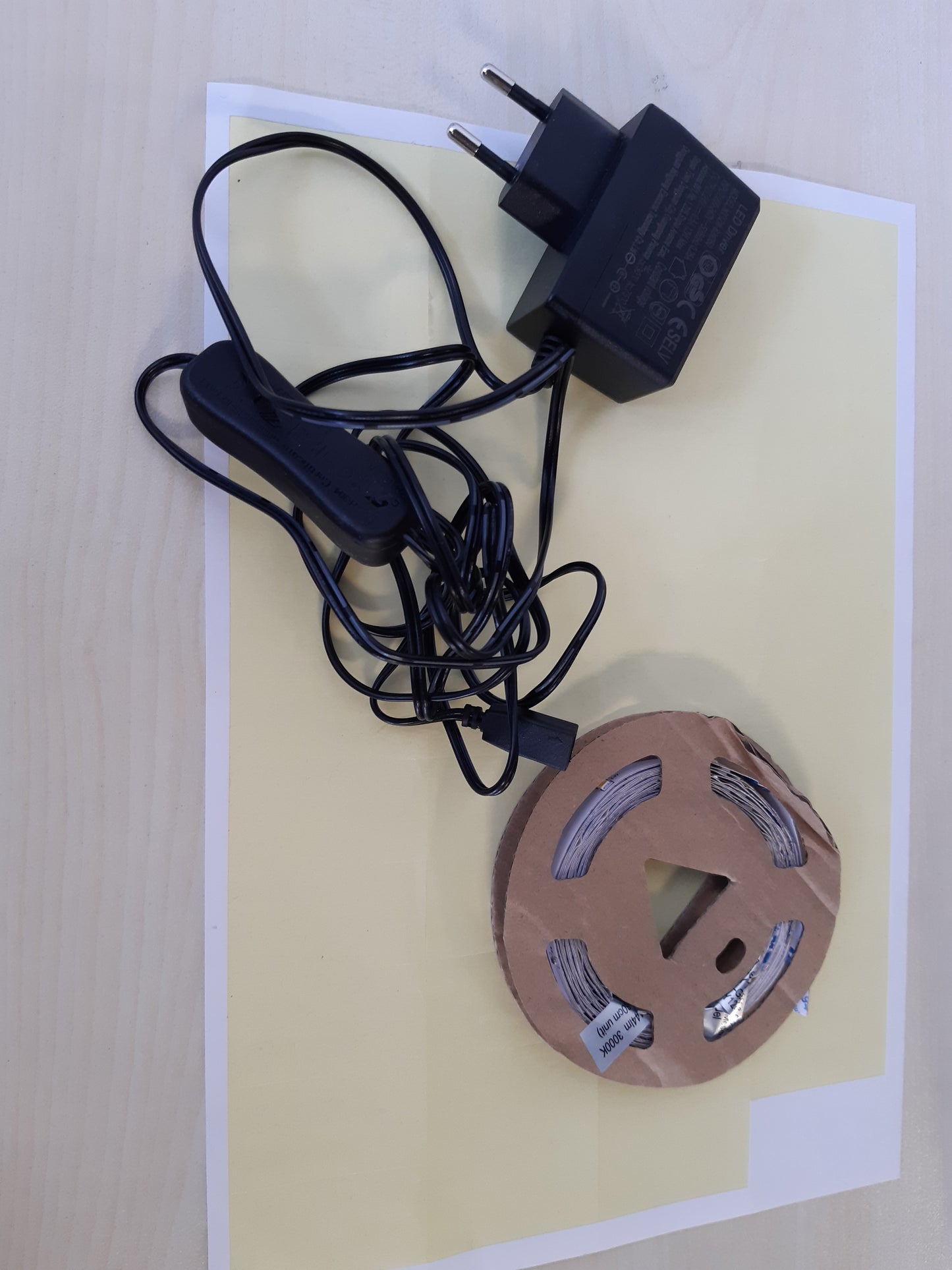 242084 - BRILONER - Shirit LED 3m me telekomandë, Dritë RGB me ngjyra, 300x0.8 cm, i bardhë