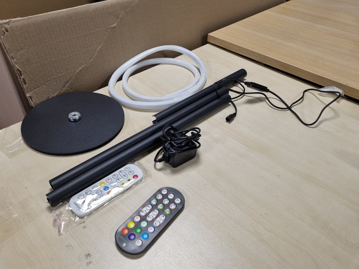 250535 - YICAIZI Llambë dyshemeje këndore LED RGB, 160 cm, kontroll APP dhe telekomandë, sinkronizim muzikor, kohëmatës