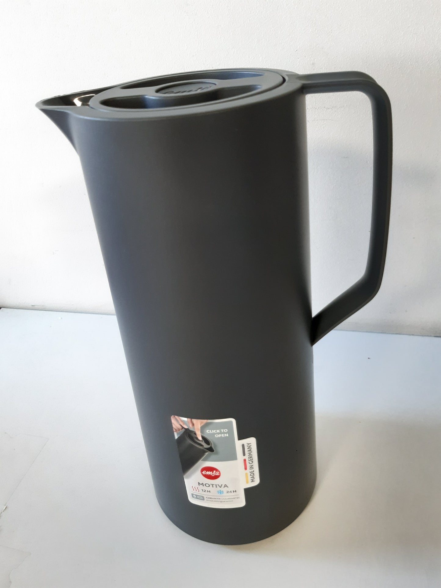 223806 - EMSA Motiva Termos Flask 1L, Flask i Izoluar me Mbyllje të Shpejtë, Mban Pijet të Nxehta për 12 Orë, të Ftohta për 24 Orë, Mbulesë Qelqi, Prodhuar në Gjermani, Antracit, N41701