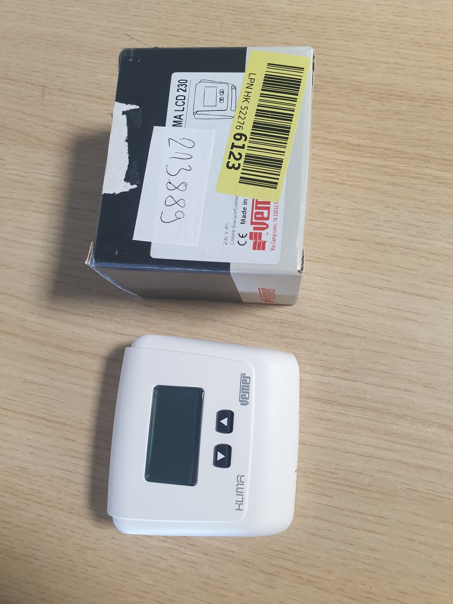 213889 - VEMER Termostat Elektronik i Murit, Furnizim me Energji 230V, i Bardhë