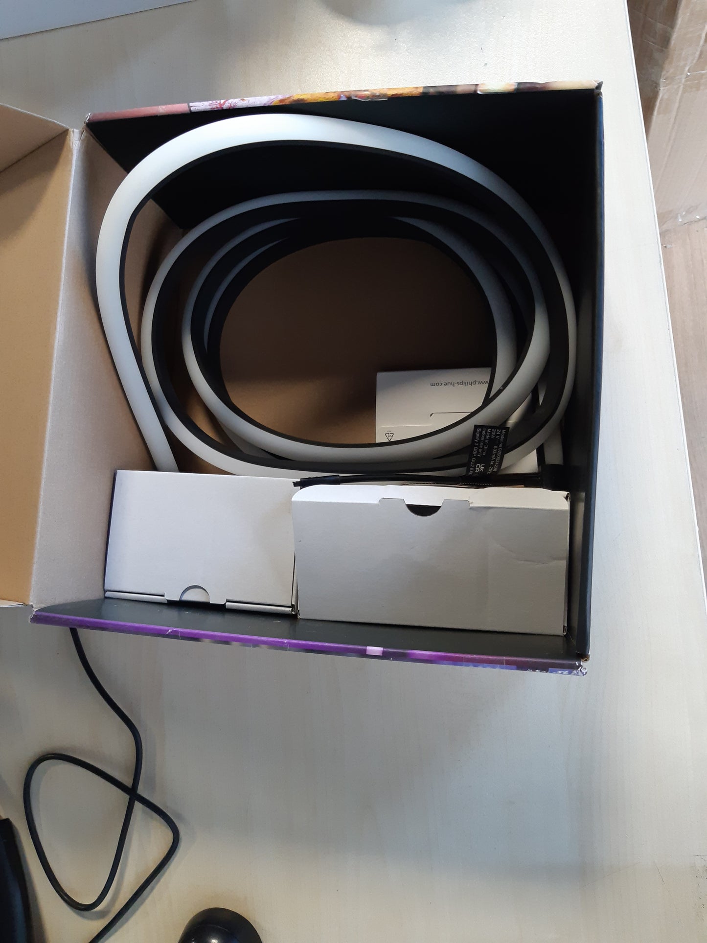 213020 - PHILIPS Lightstrip Play Gradient për televizorë 65 inç, shirit LED i pajtueshëm me Alexa, Google Assistant dhe Apple HomeKit