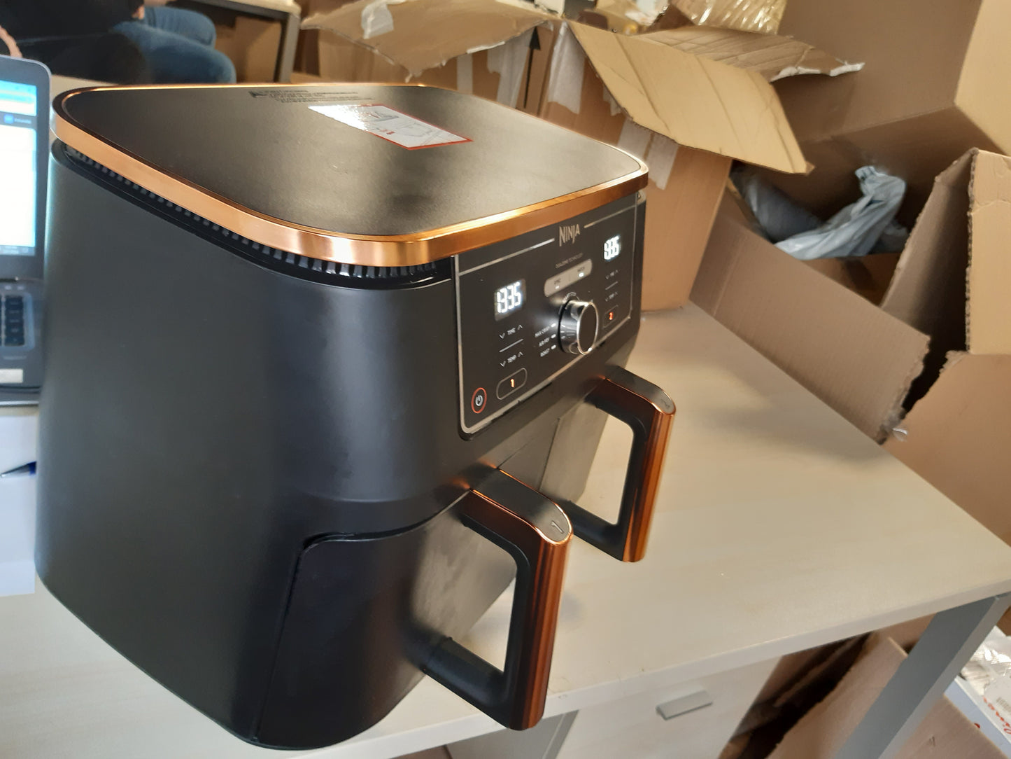 166713 - NINJA Friteza me Ajër Foodi MAX me Dy Zona, 9.5L, 6-në-1, pa Vaj, me Kapacitet për 8 Porcione, Shporta që Nuk Ngjiten dhe Mund të Lajmë në Lavastovilje, Ngjyra Bakri/e Zezë - Modeli AF400UKCP