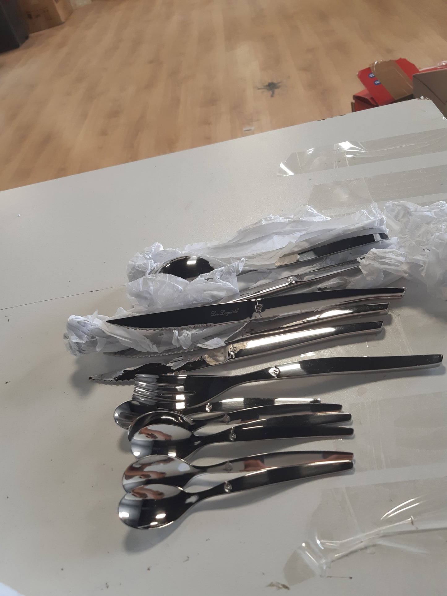 208636 - LOU LAGUIOLE - Set i Takëmesh me 24 Pjesë për 4 Persona - Modeli Jet - Çelik Inox 18/0 me Përfundim të Lëmuar