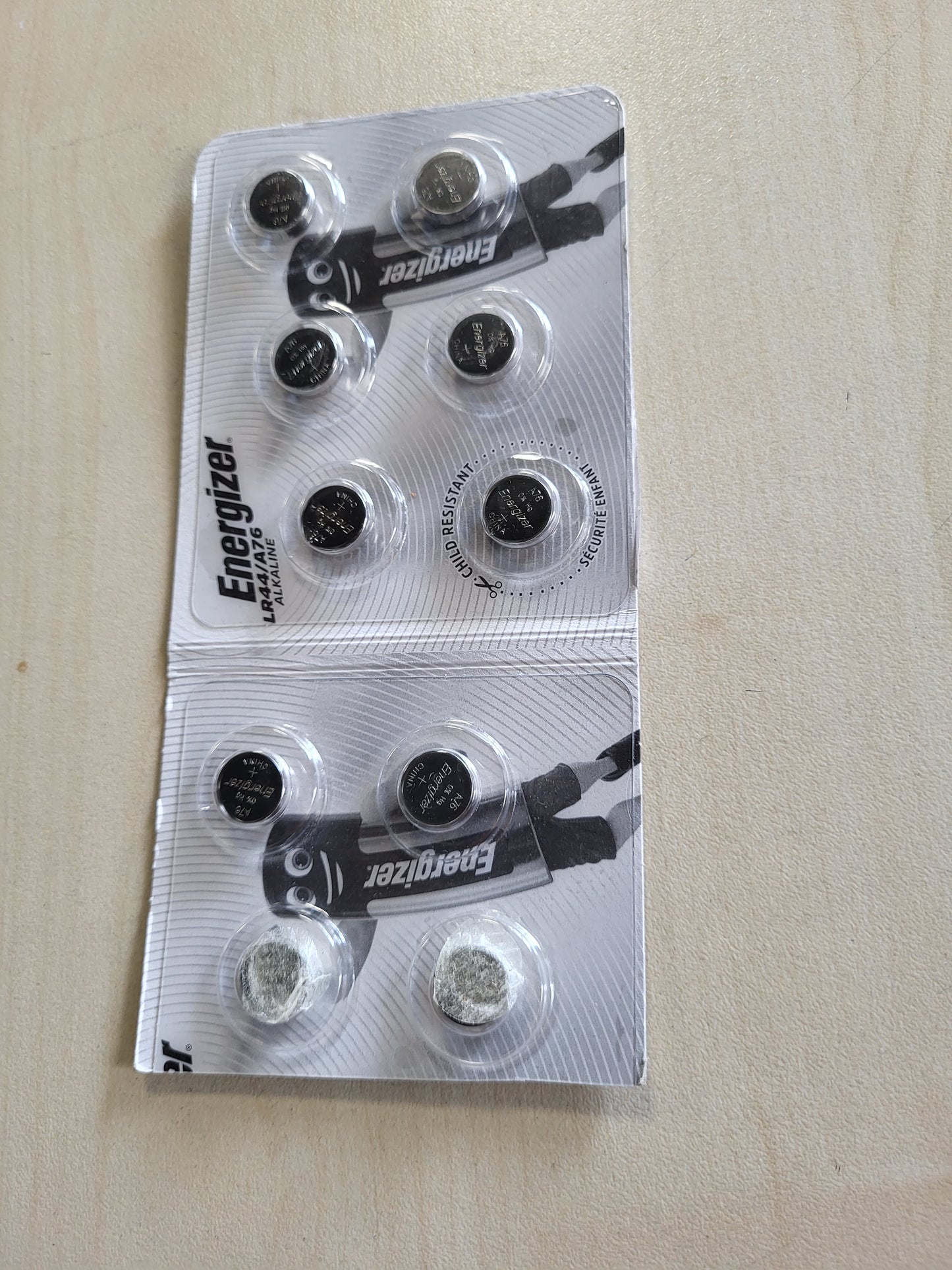 268811 - Energizer Bateri LR44 (Pako me 12 copë) - Buton Alkalik A76 1.5V - për termometra, kalkulatorë, ora, pajisje mjekësore - Pa merkur - Paketim i sigurt