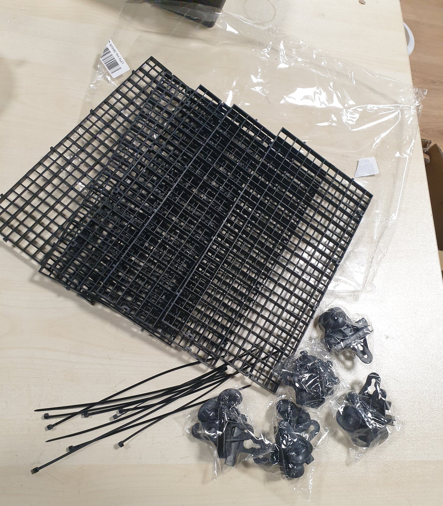 254236 - Set ndarësish akuariumi me 5 pjesë, rrjeta izolimi për fundin e akuariumit, ndarës tabakaje plastike me 10 gota thithëse dhe 10 lidhëse kabllosh