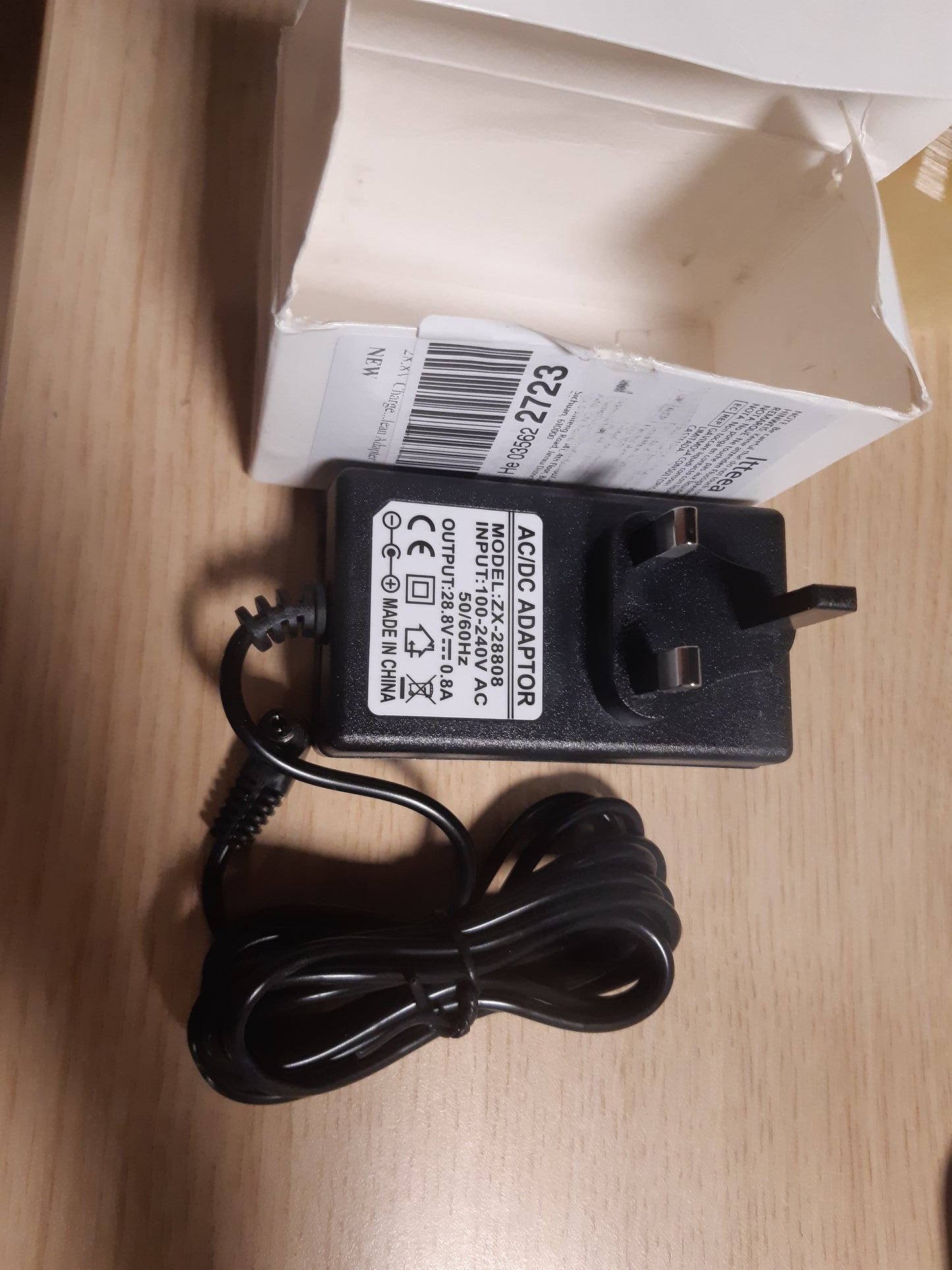141801 - Adapter furnizimi me energji DC 24V 2A, 48W, AC 100V~240V në DC 24V. Konektor 5.5x2.5mm (i pajtueshëm 2.1mm). Për shirita LED, drejtues LED, CCTV, monitor LCD dhe lodra.