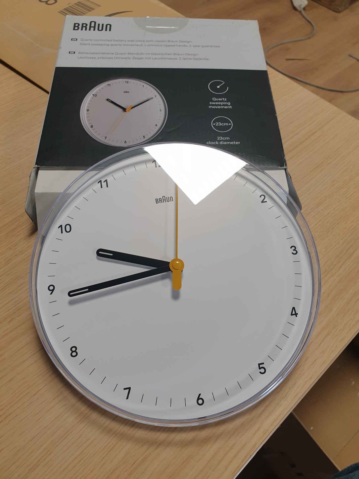 256335 - BRAUN Orë muri analoge Classic, mekanizëm kuarci të heshtur, diametër 23 cm, ngjyrë e bardhë, modeli BC26W