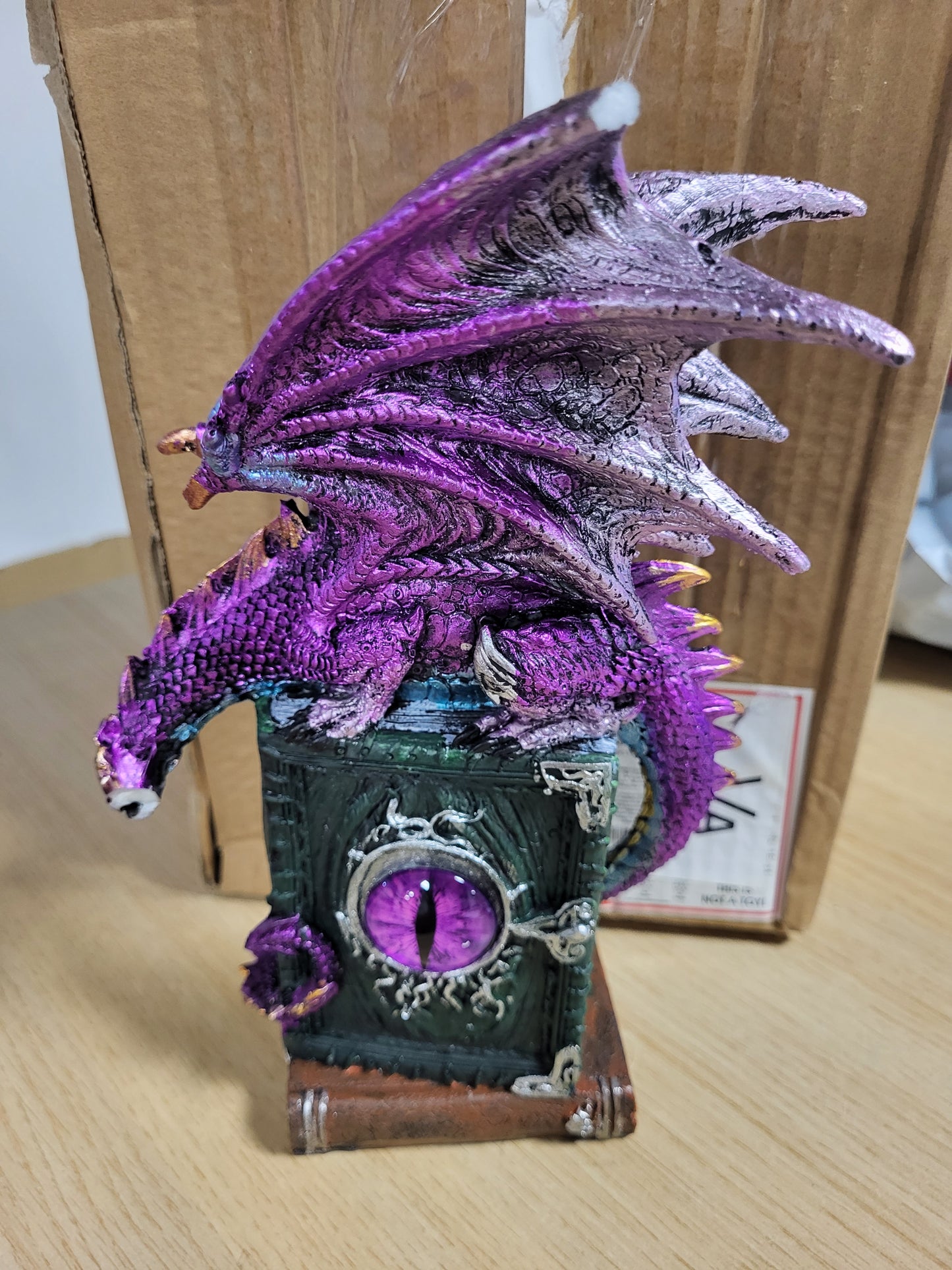 213399 - NEMESIS NOW Figurinë Rrëshire e Fabulës së Dragoit, Vjollcë, Dragua në Libra të Fantazmave, Zbukurim Dragua që Shkëlqen.