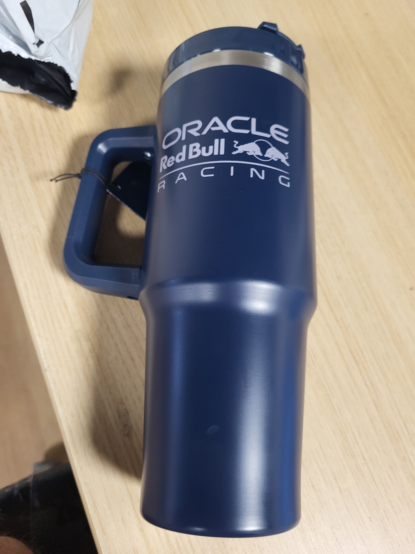 223090 - UNDERCOVER Filxhan i izoluar me kashtë Oracle Red Bull Racing - Kapacitet 880ml - Filxhan për pije prej çeliku inox me dorezë - Pa BPA