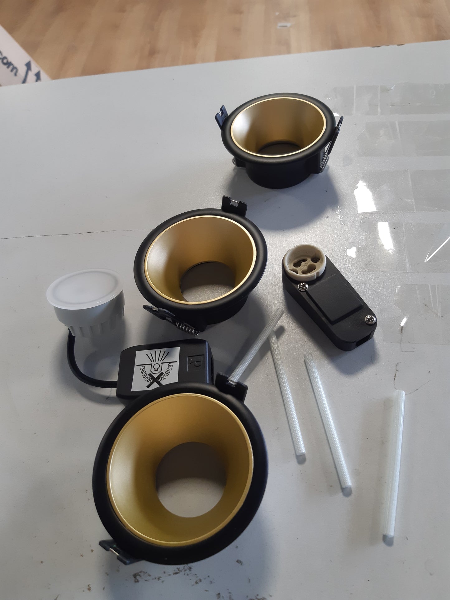 183395 - PAULMANN 93404- Set prej 3 llambave LED të rrumbullakëta, 3x6 W, material alumini me zink, plastikë e zezë me ngjyrë të arit mat, 2700 K, Kapaciteti 19.5 W