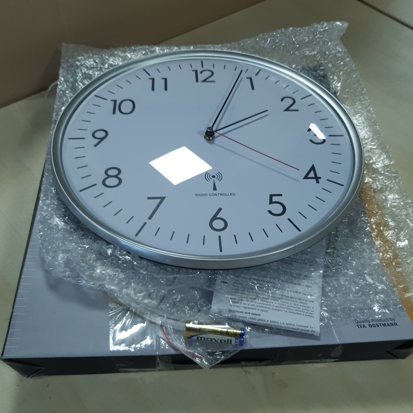 251752 - TFA DOSTMANN Orë muri analoge me radio, saktësi e lartë, e bardhë/argjendtë, model 60.3514, për kuzhinë, dhomë ndenjeje, zyrë, 330 x 50 mm
