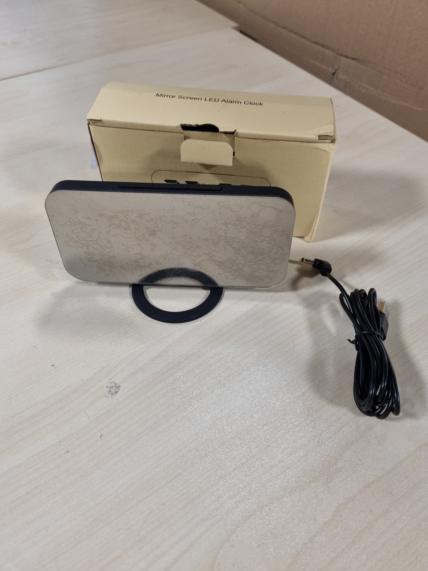 219112 - EXTSUD Orë dixhitale me alarm, ekran pasqyre, LED, 12/24 orë, 2 porta USB