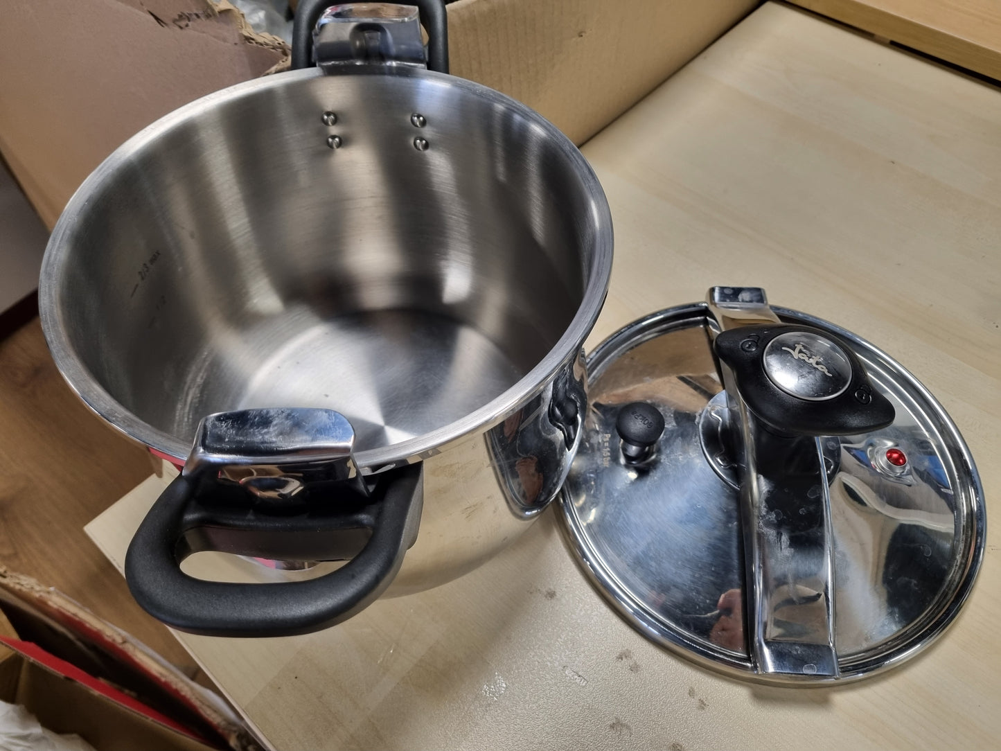 250254 - JATA HOGAR OPC8 Tenxhere me presion çeliku inox 8L, 3 sisteme sigurie, e përshtatshme për të gjitha sobat, e lehtë për t’u përdorur
