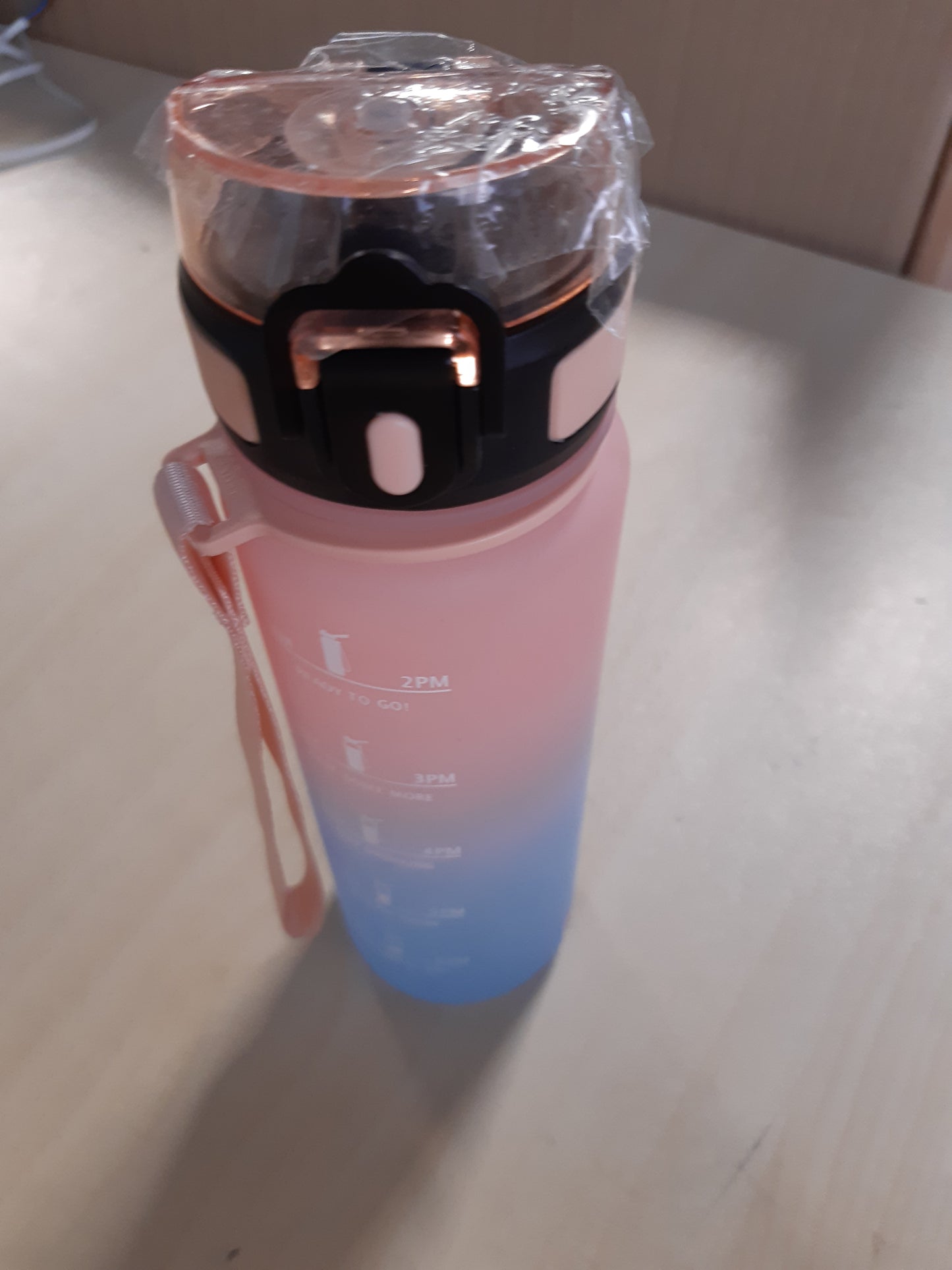 252931 - SHISHE UJI 500 ml për fëmijë, e përshtatshme për pije të gazuara, me shënues kohe, e papërshkueshme nga rrjedhjet, hapet me një dorë, perfekte për kamping, zyrë, vrapim