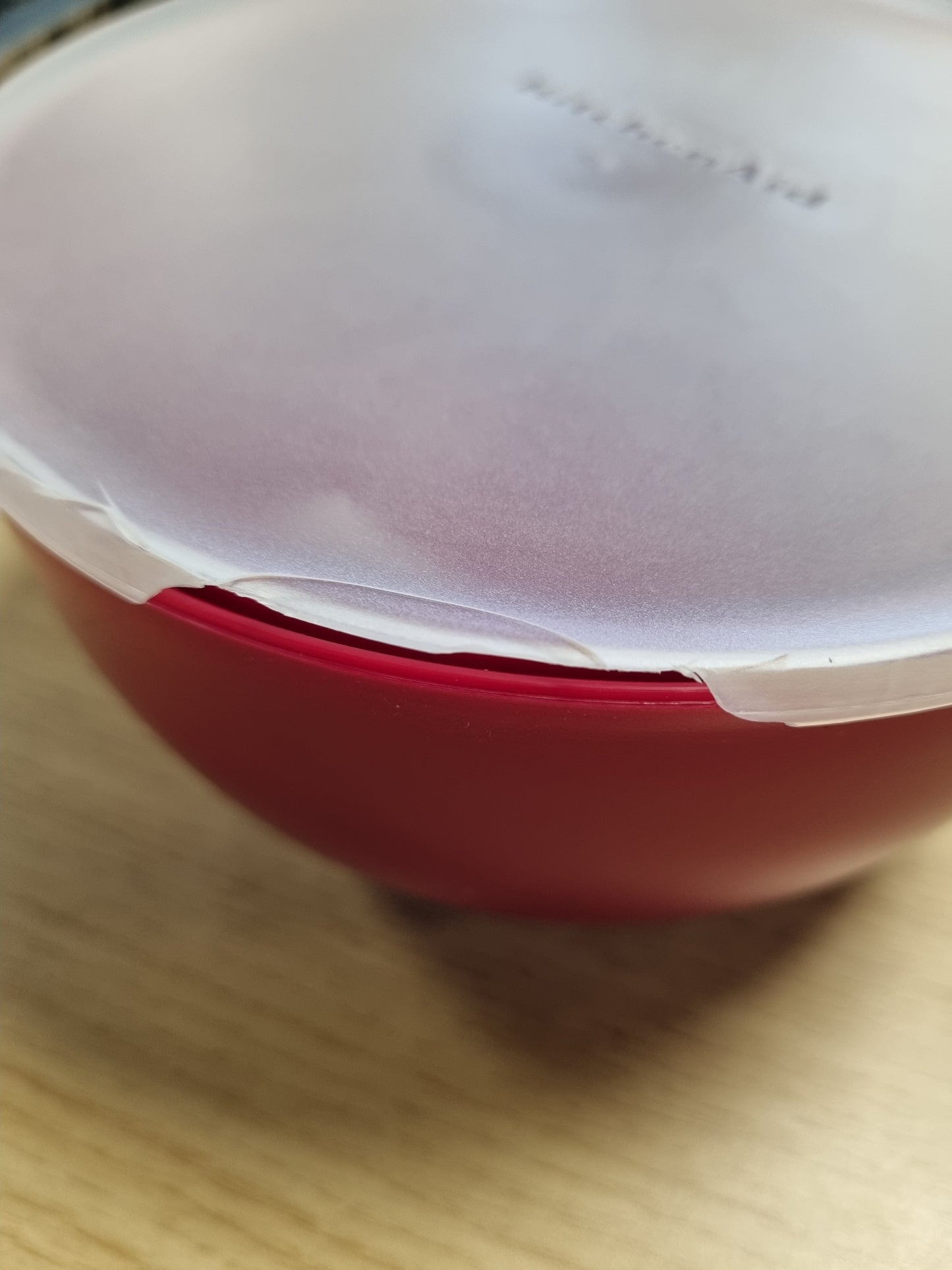 201111 - KITCHENAID - Seti prej 4 tasash plastike me kapakë për sallatë në ngjyrë të kuqe, 355ml, 591ml, 828ml dhe 1065ml