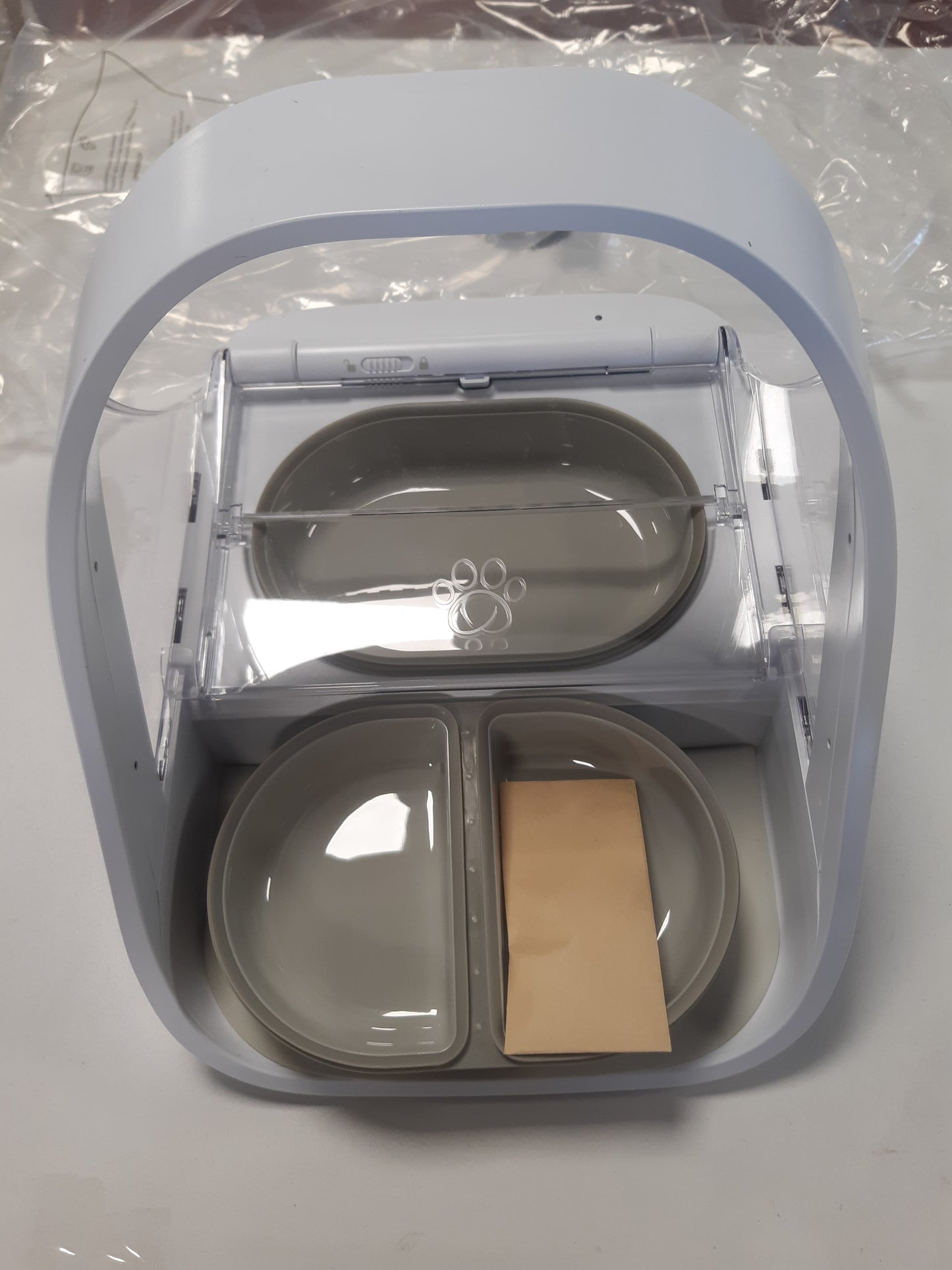 260055 - SUREFEED Ushqyes për kafshë shtëpiake me mikroçip, kapak i mbyllur fort, i pajtueshëm me etiketat RFID, për ushqim të lagësht dhe të thatë, funksionon me bateri, i bardhë