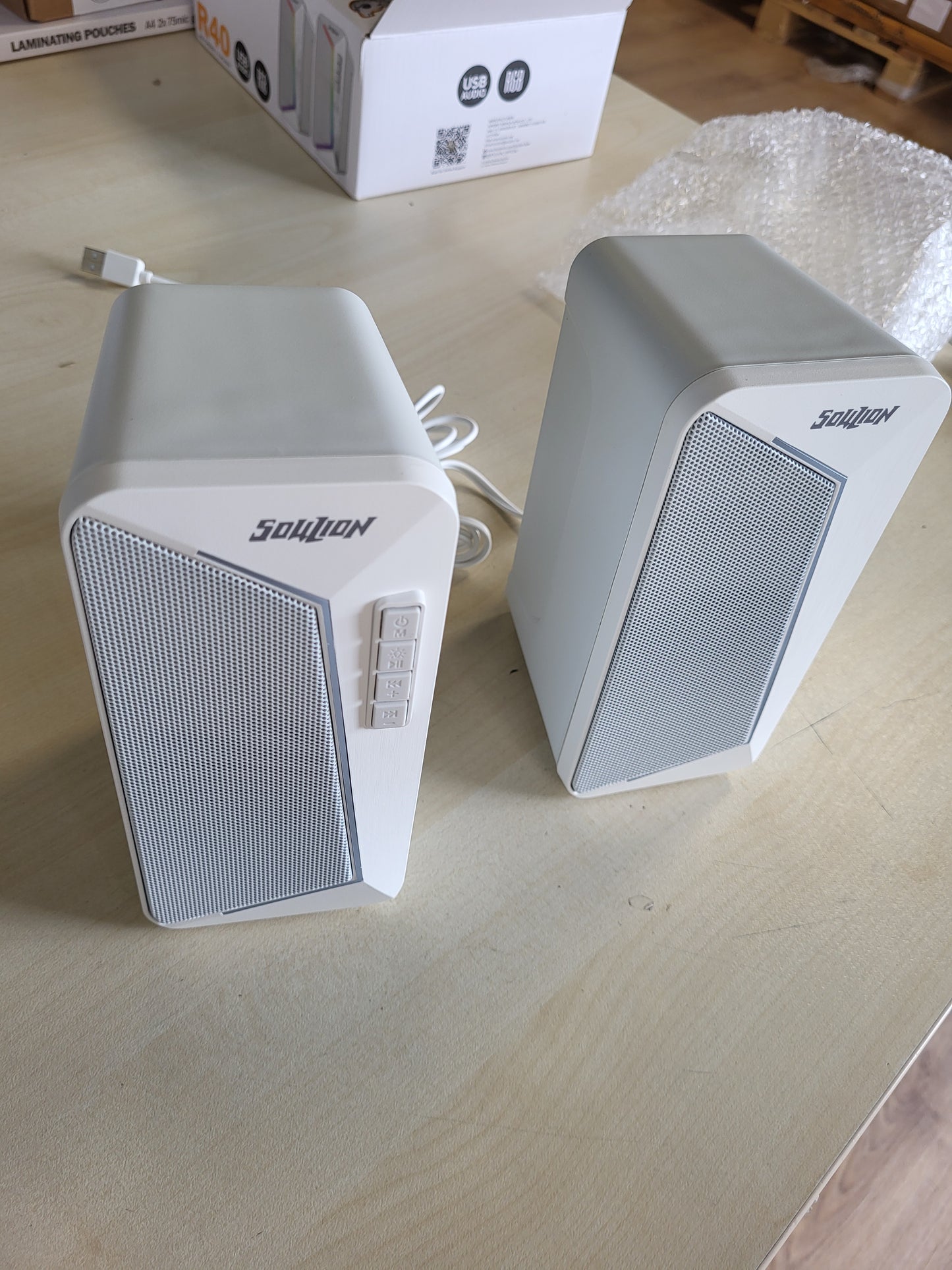 266568 - SOULION Altoparlantë Kompjuteri R40, Altoparlantë PC 2.0 me Fuqi USB, Altoparlantë Lojërash për Desktop me Buton Kontrolli të Volumit, Bluetooth 5.3, për Laptopë dhe Tableta (të Bardha).