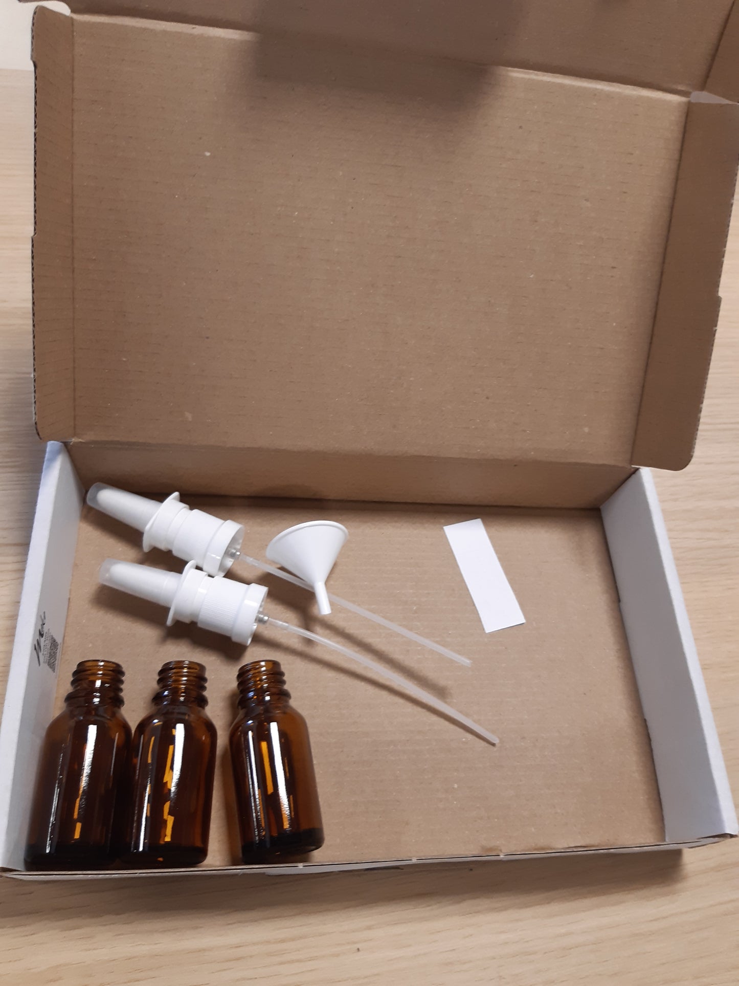 262562 - MIKKEN Shishe spreji 3 x 15ml, Atomizues spreji nazal i bërë nga qelqi i verdhë me gyp